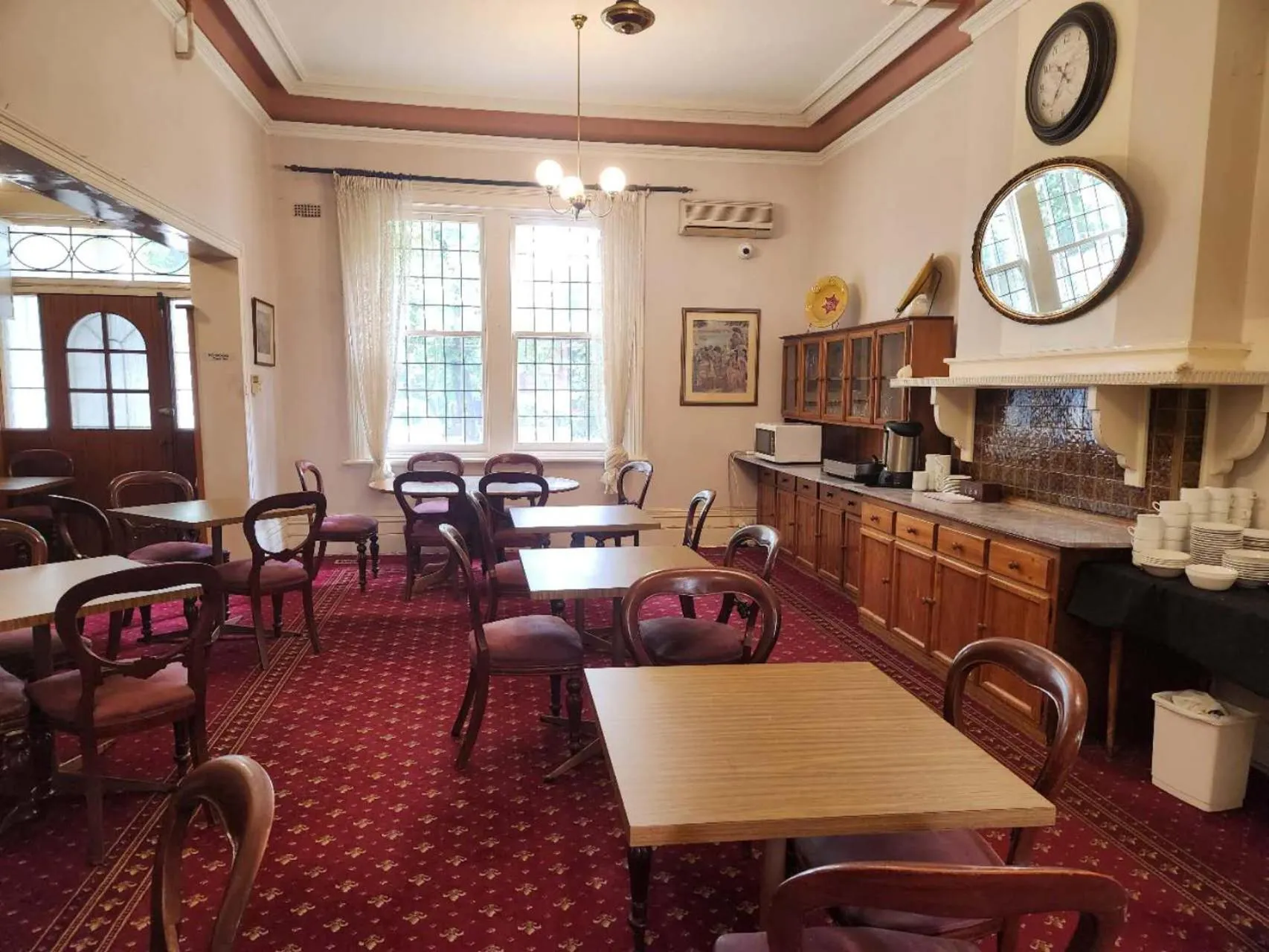 Restaurant/places to eat in Georgian Court Inn