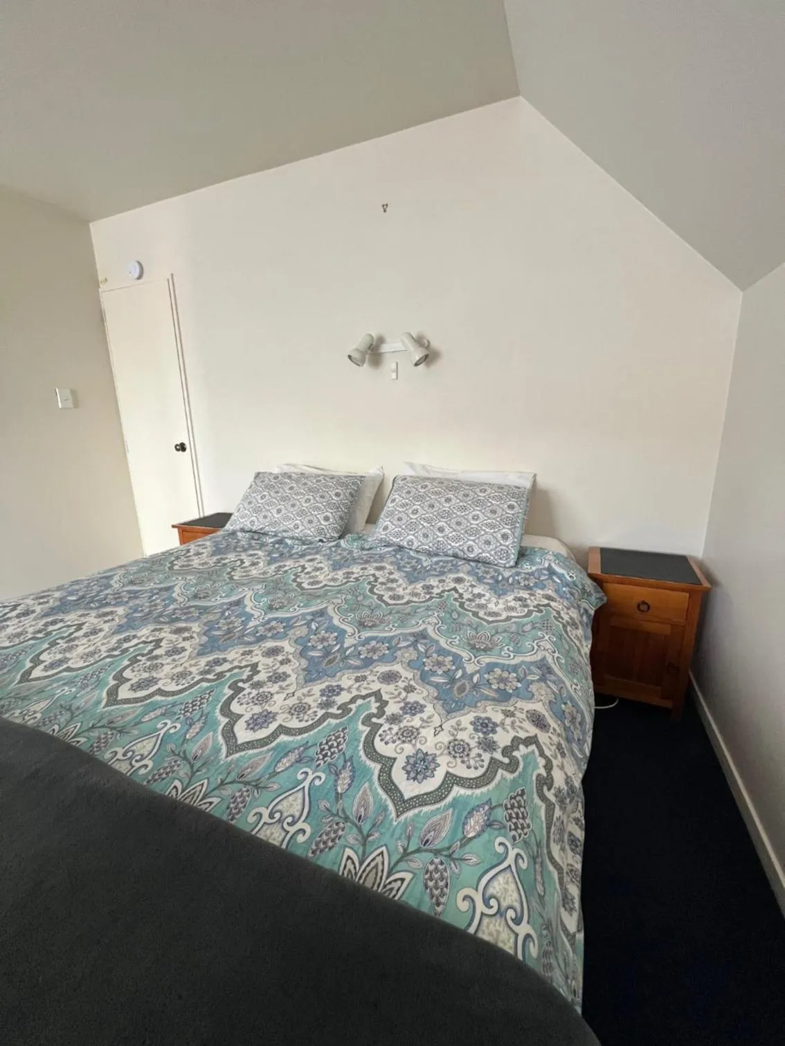 Bedroom, Bed in Garden City Motel