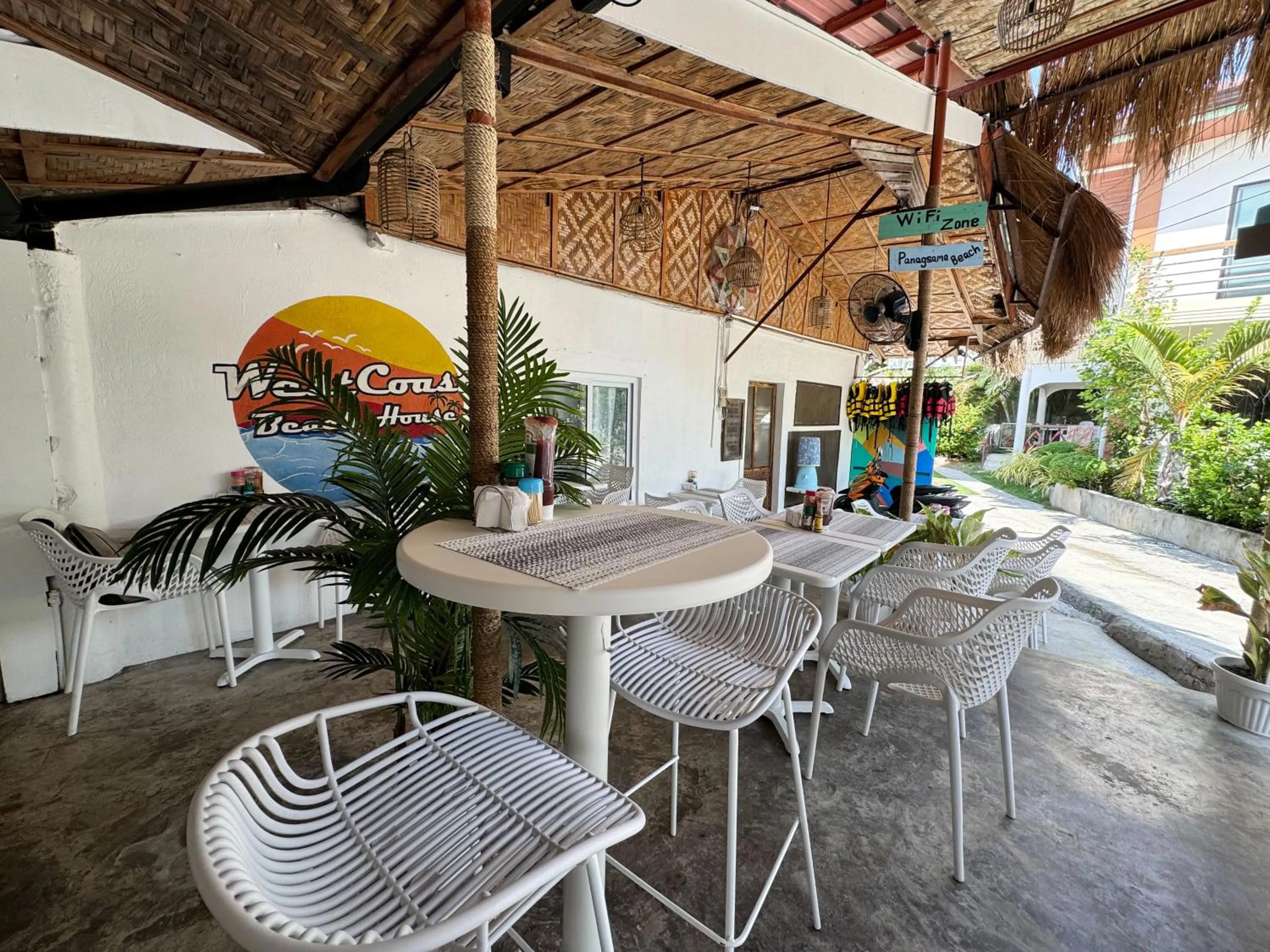 Lounge or bar in West Coast Beach House