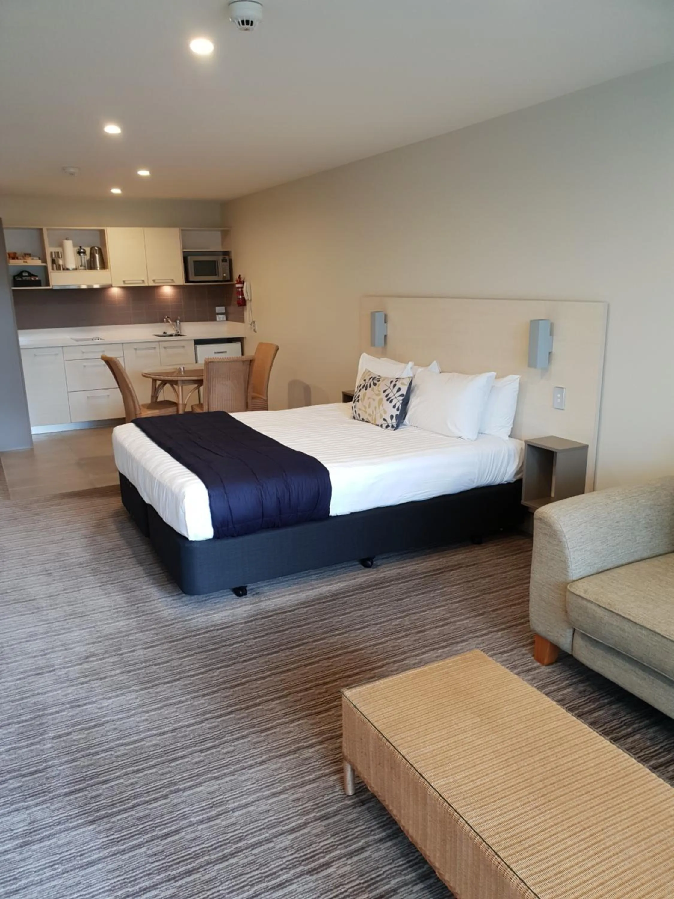 Kitchen or kitchenette, Bed in Hananui Lodge and Apartments