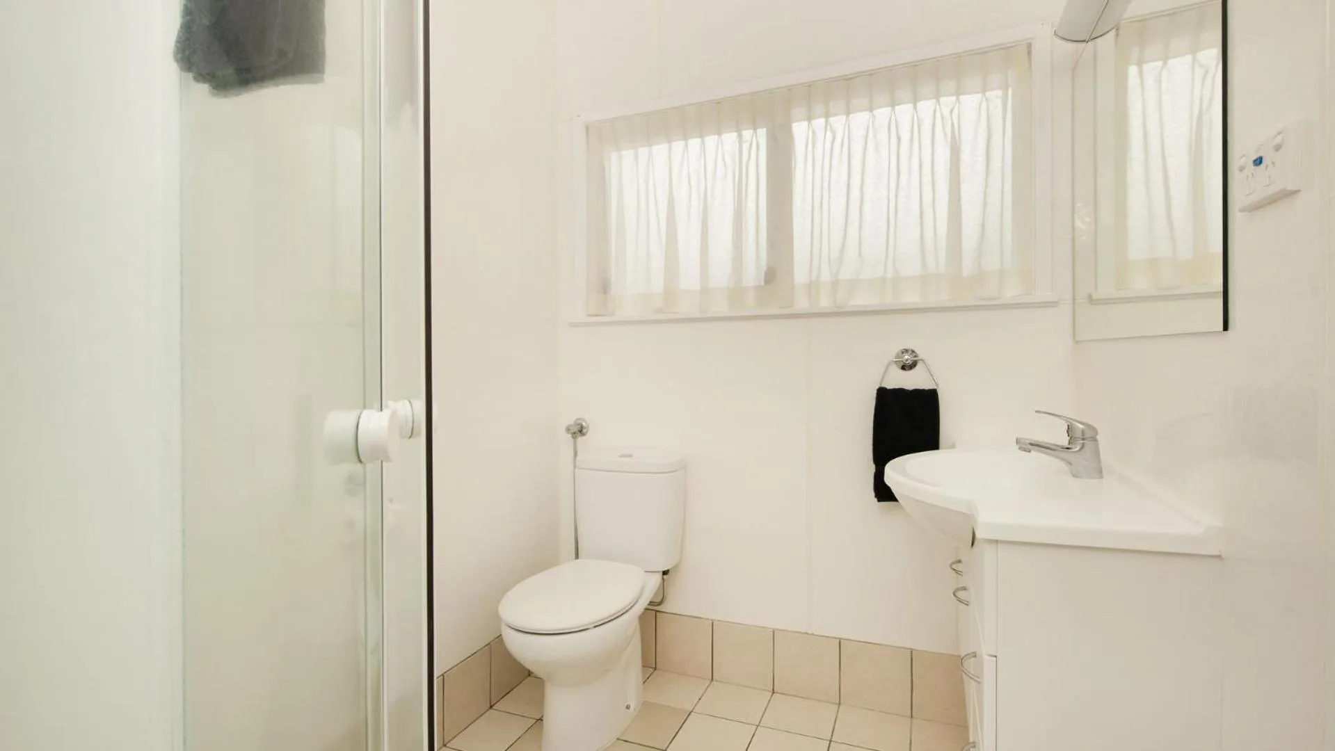 Bathroom in Hananui Lodge and Apartments