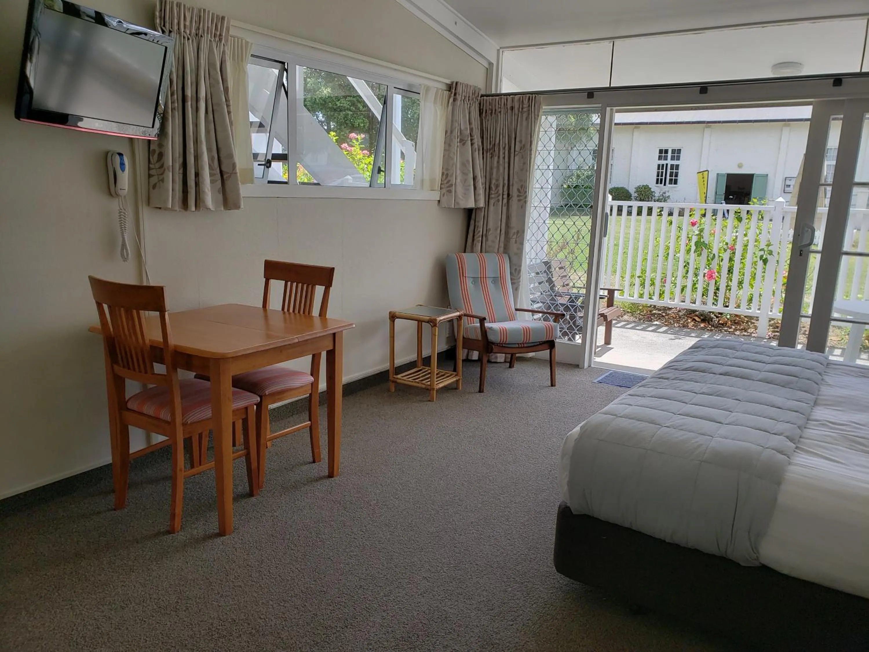 Dining area, Bed in Hananui Lodge and Apartments
