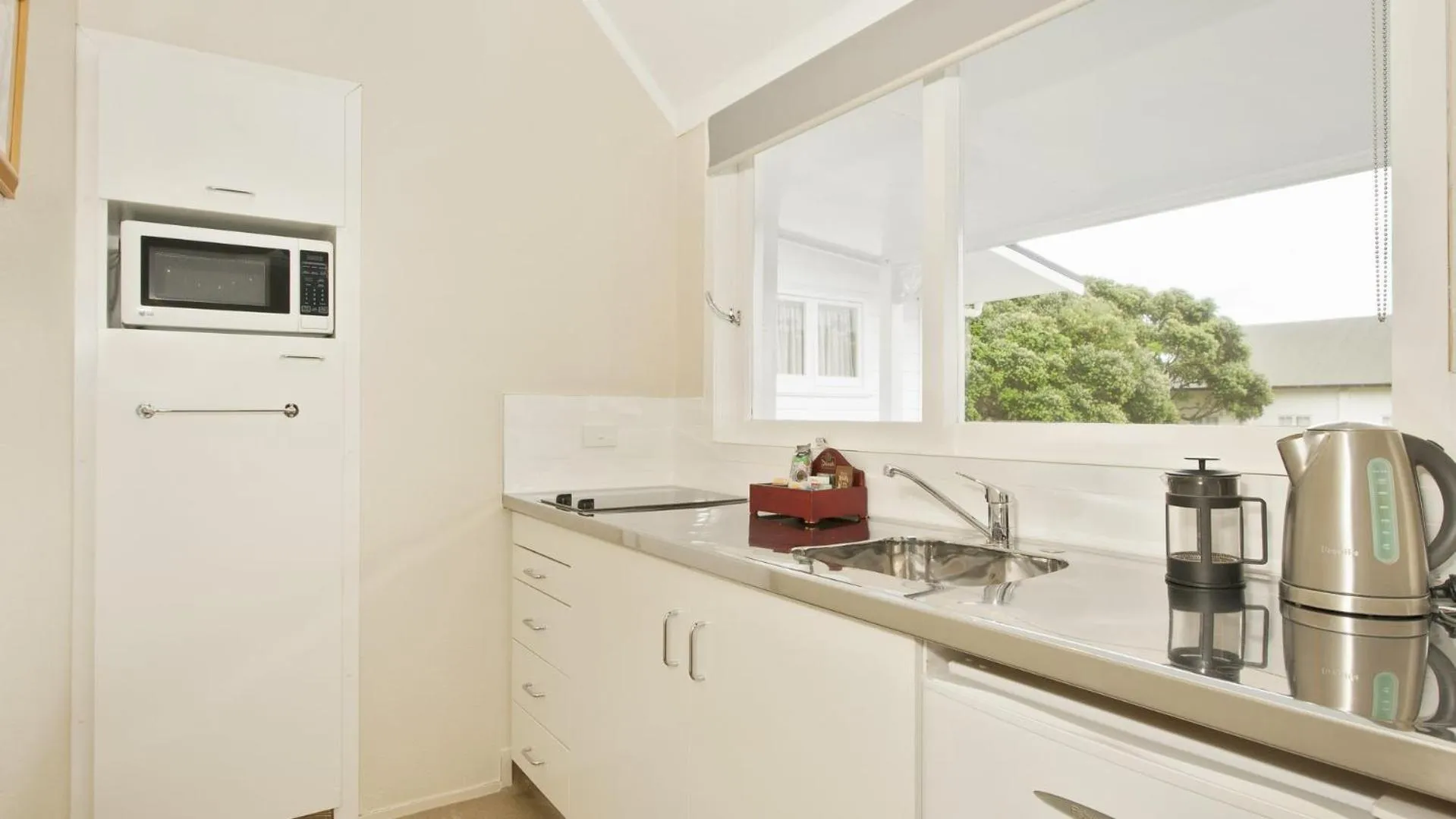 Kitchen or kitchenette in Hananui Lodge and Apartments