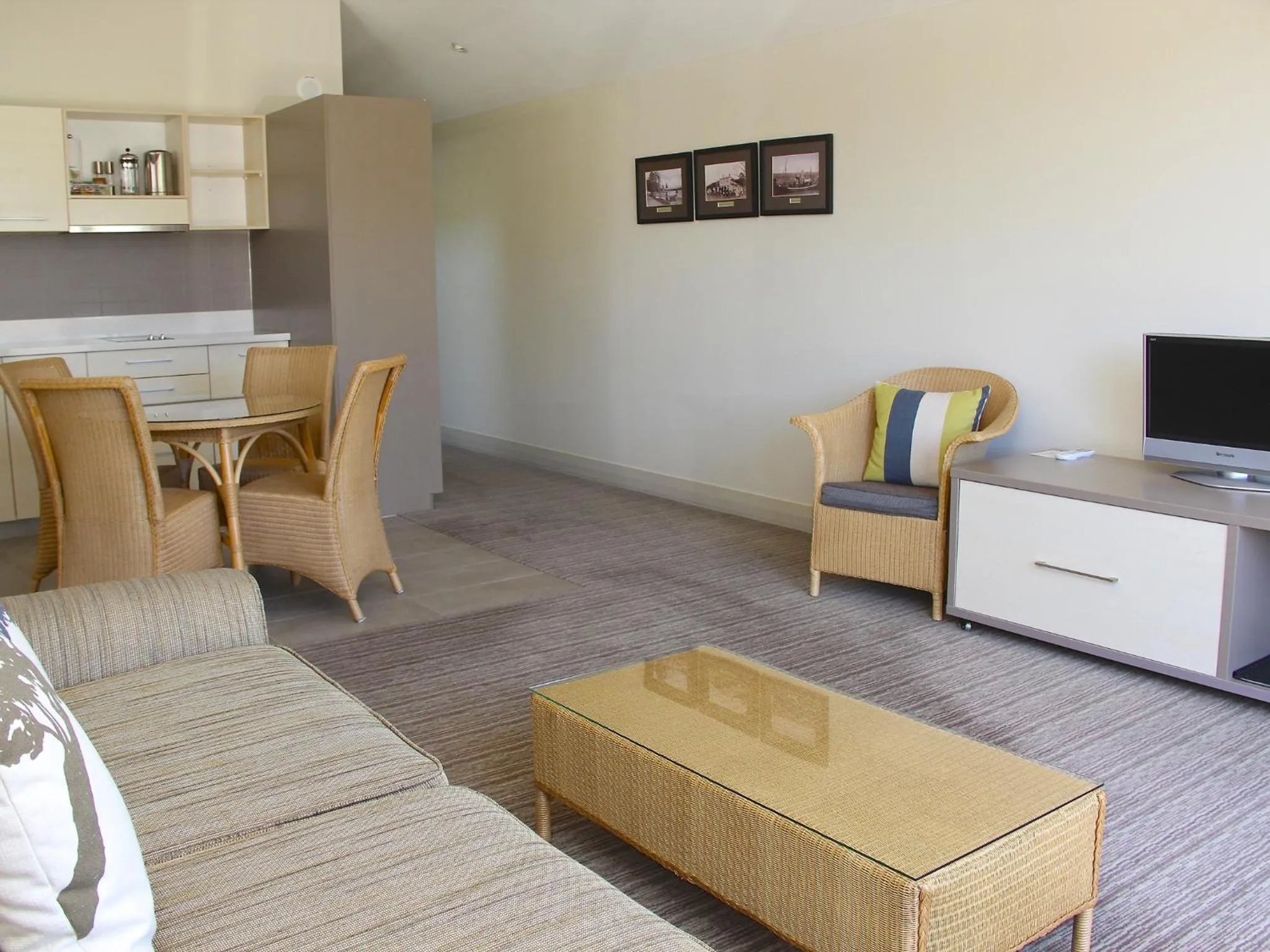 Living room in Hananui Lodge and Apartments