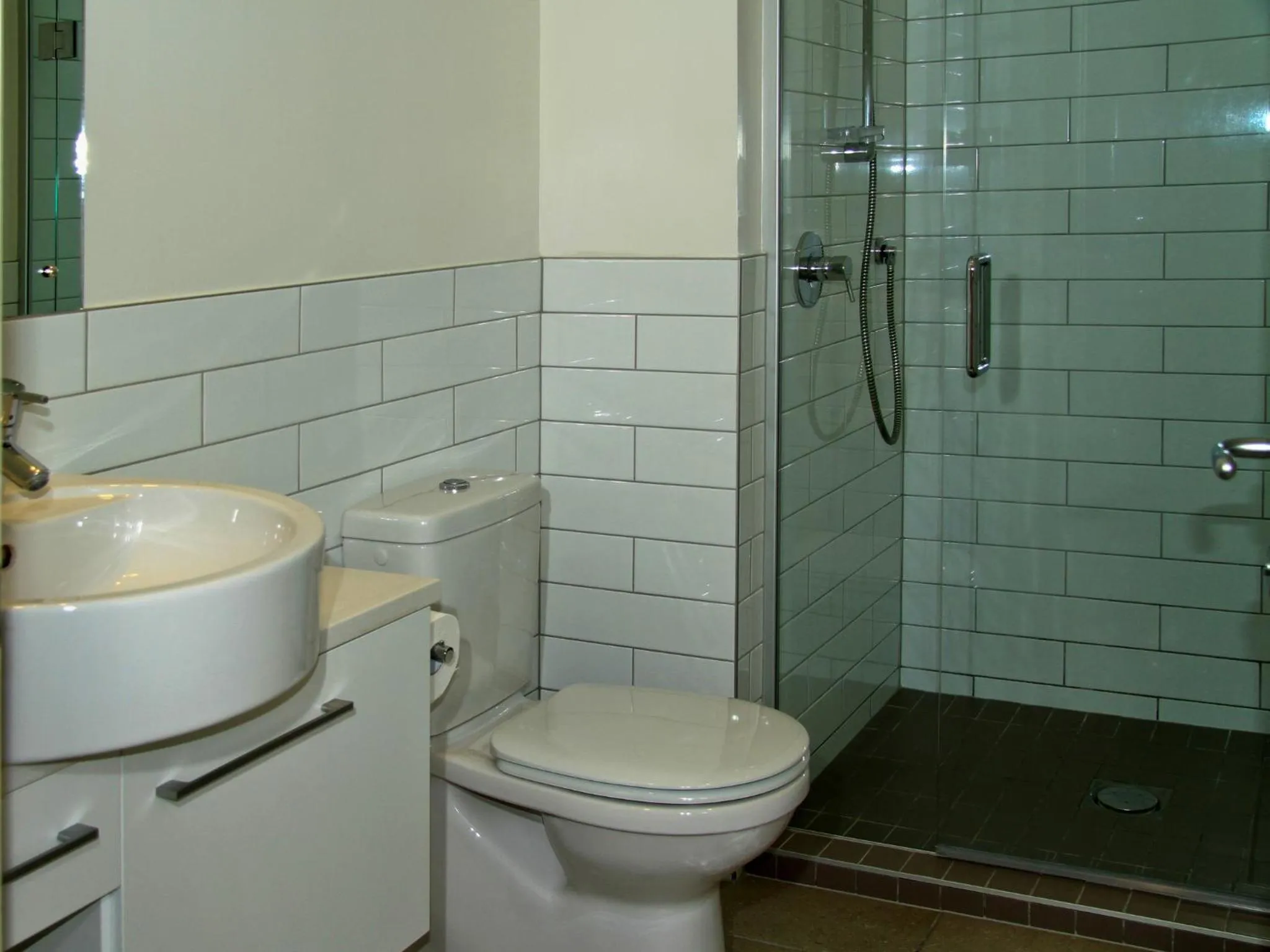 Bathroom in Hananui Lodge and Apartments