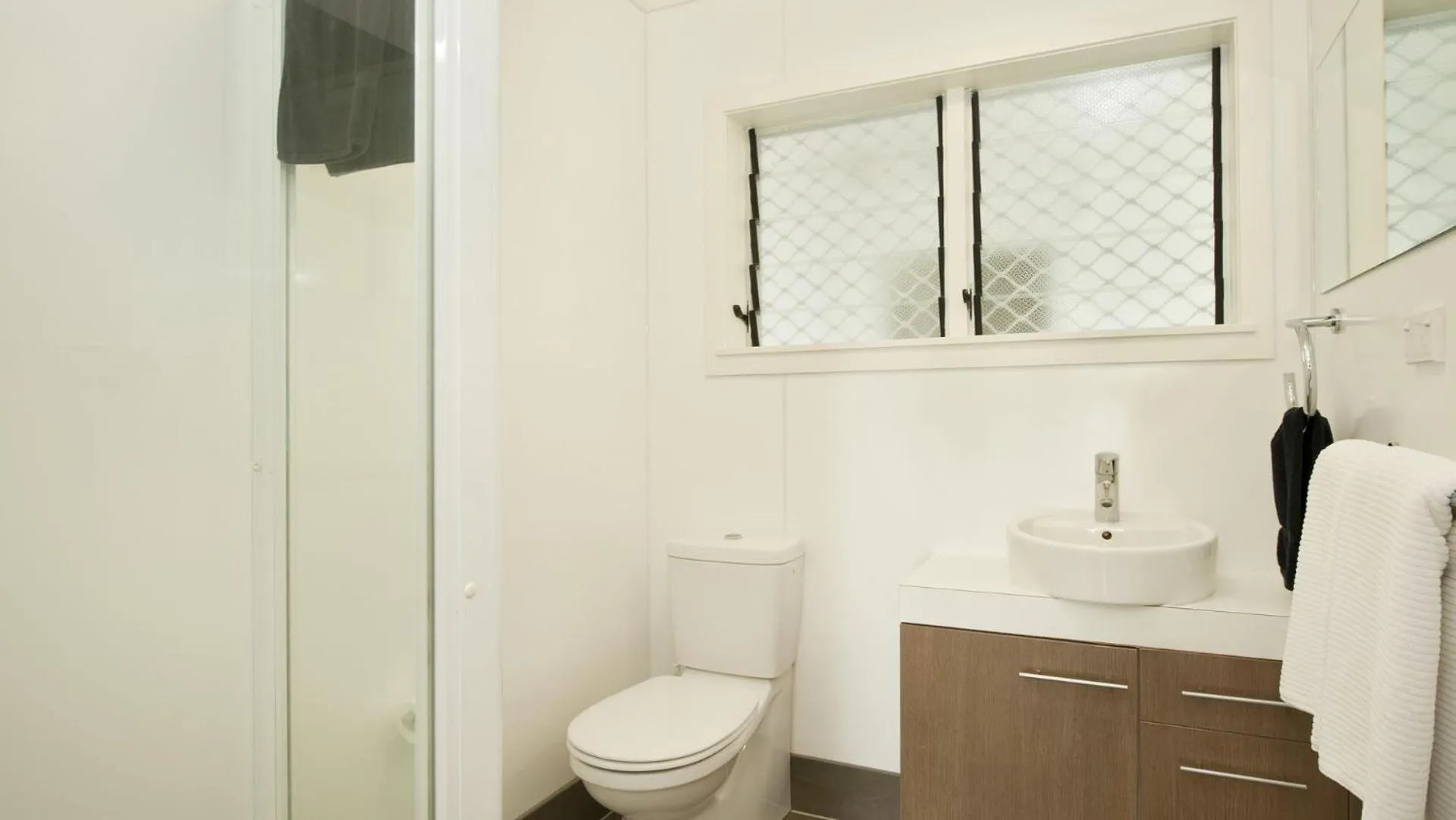 Bathroom in Hananui Lodge and Apartments