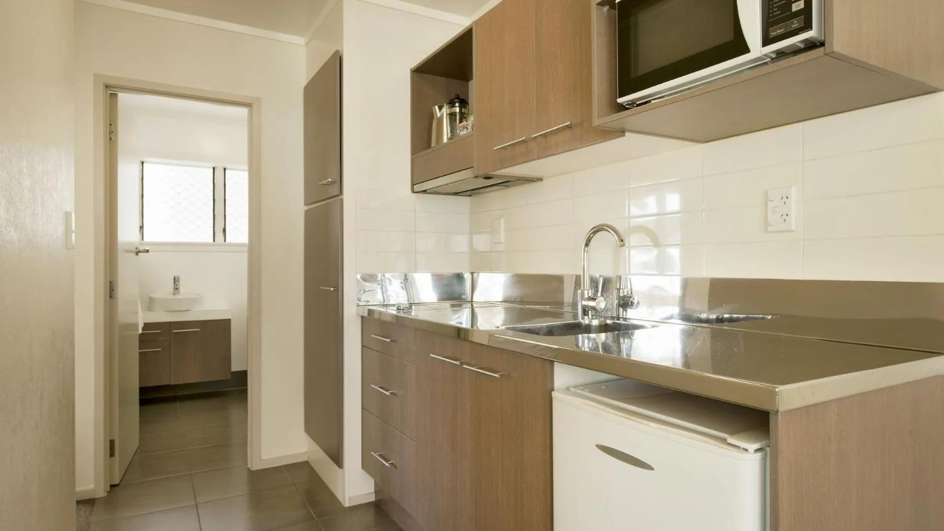 Kitchen or kitchenette in Hananui Lodge and Apartments