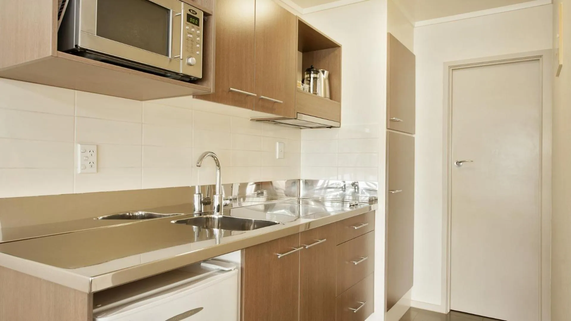 Kitchen or kitchenette in Hananui Lodge and Apartments