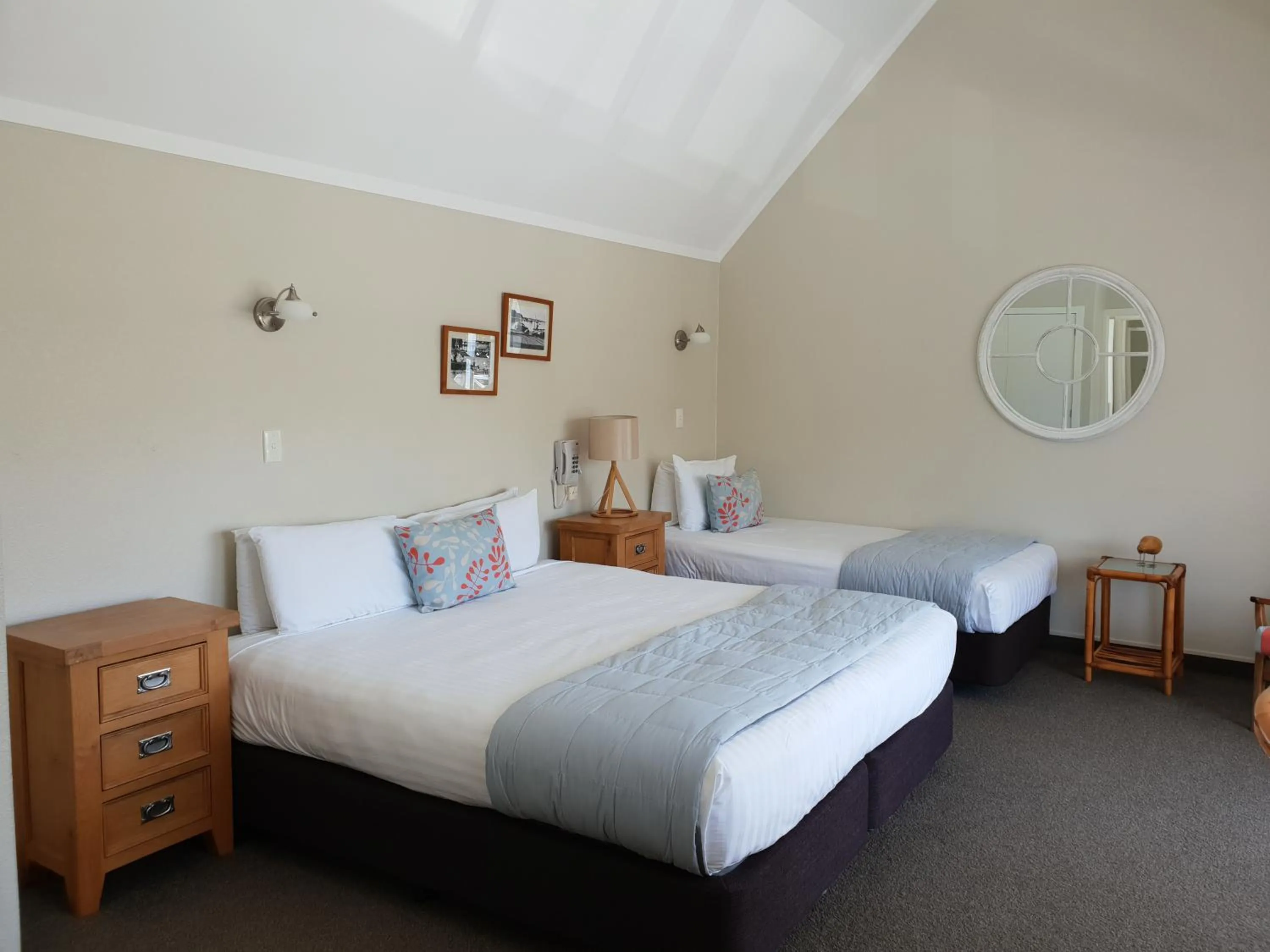 Bedroom, Bed in Hananui Lodge and Apartments