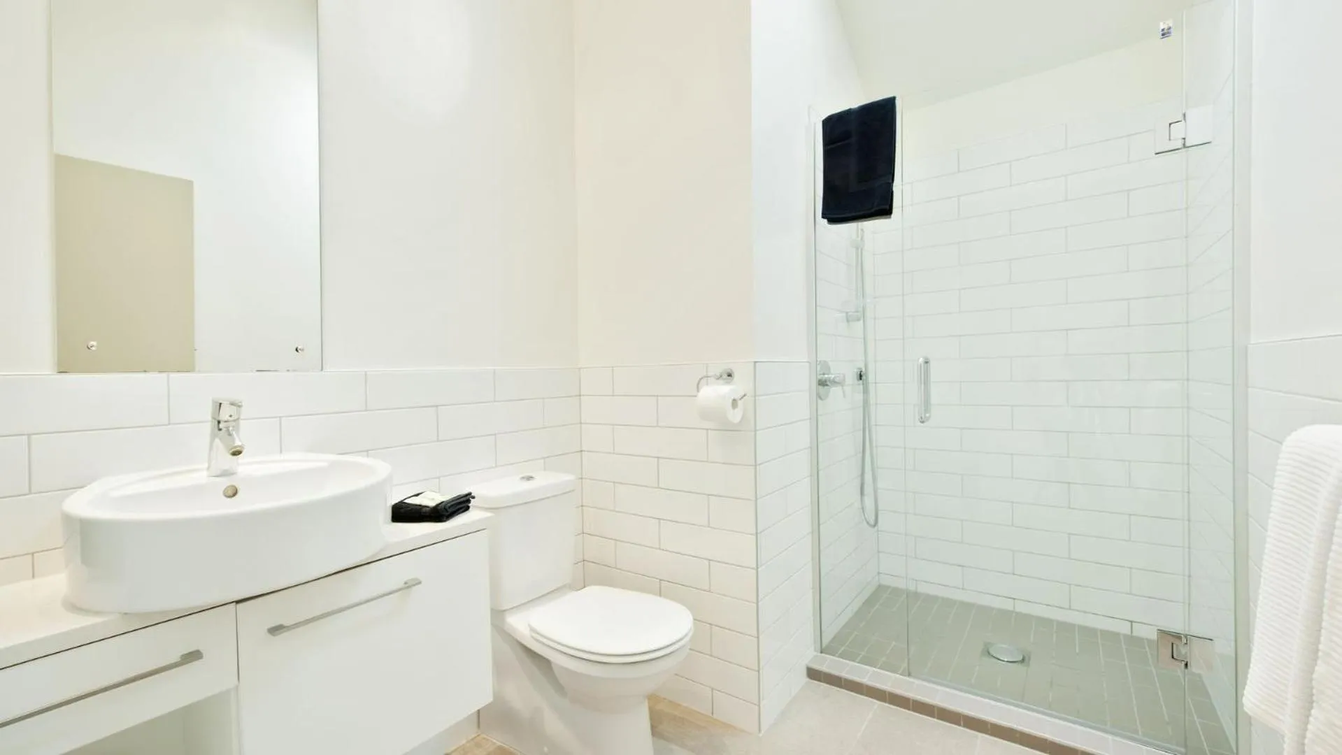 Bathroom in Hananui Lodge and Apartments
