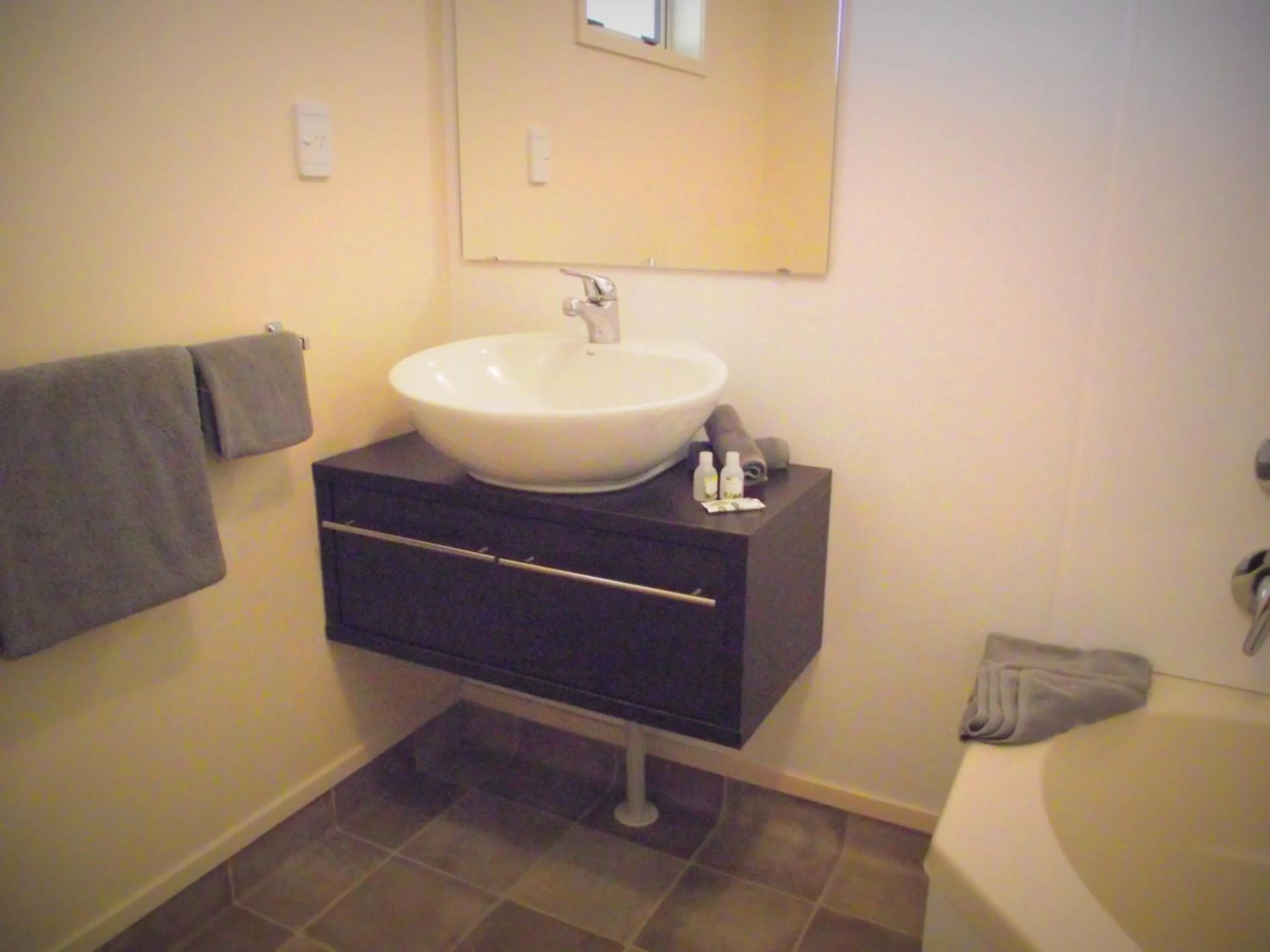 Bathroom in Panorama Motor Inn