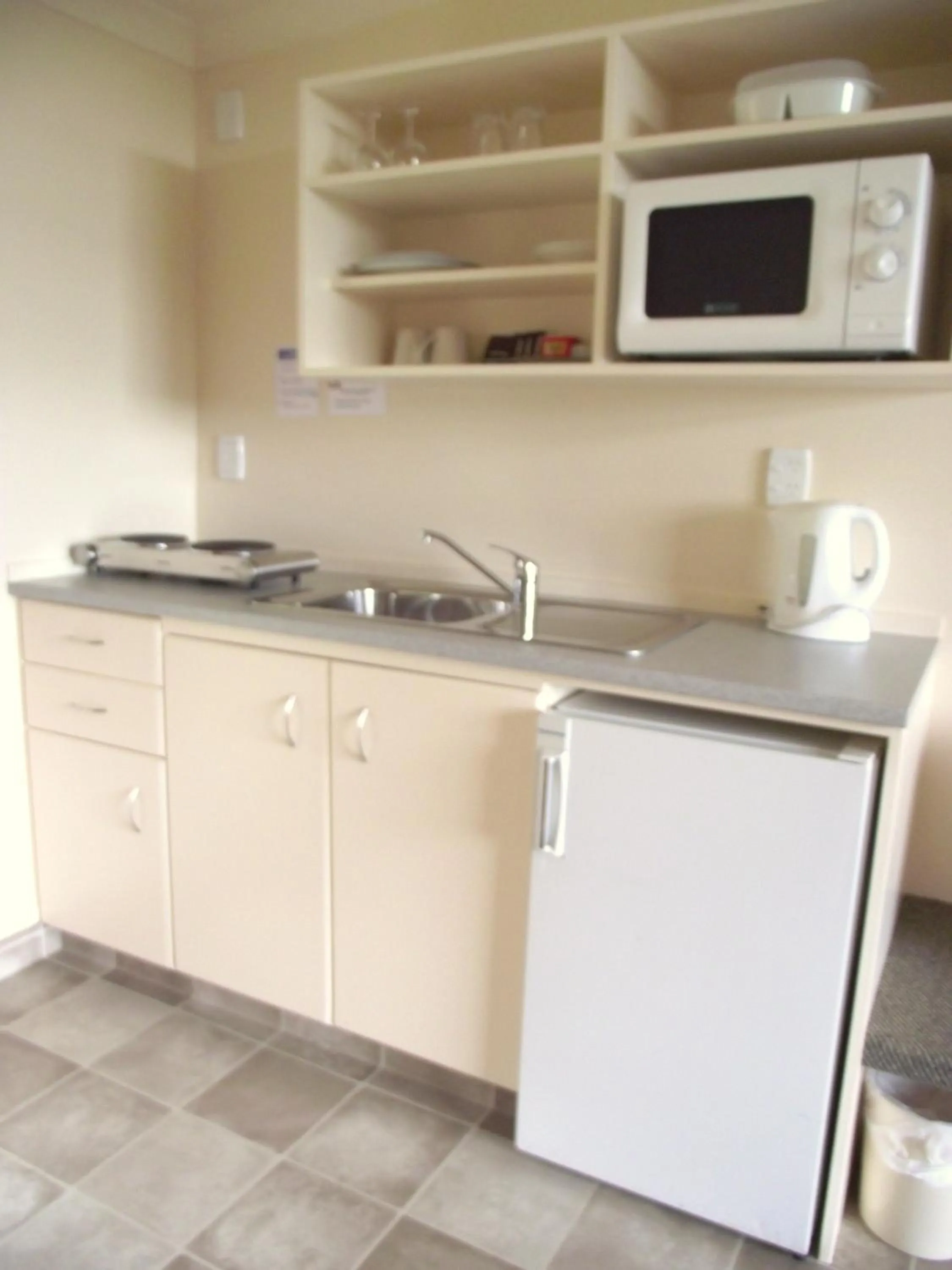 Kitchen or kitchenette in Panorama Motor Inn