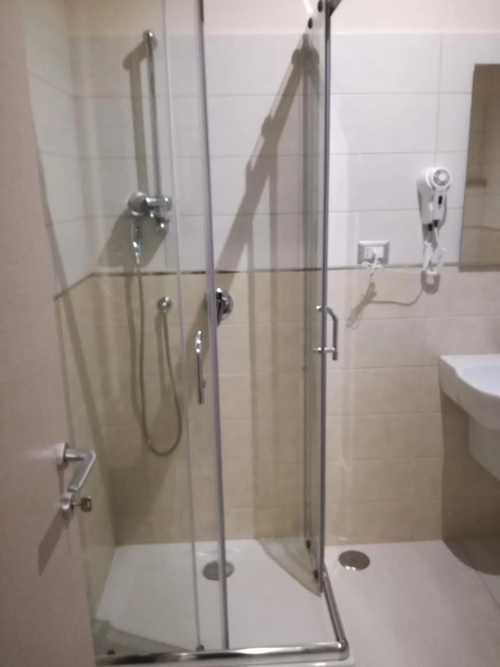 Shower in Hotel Tulbia