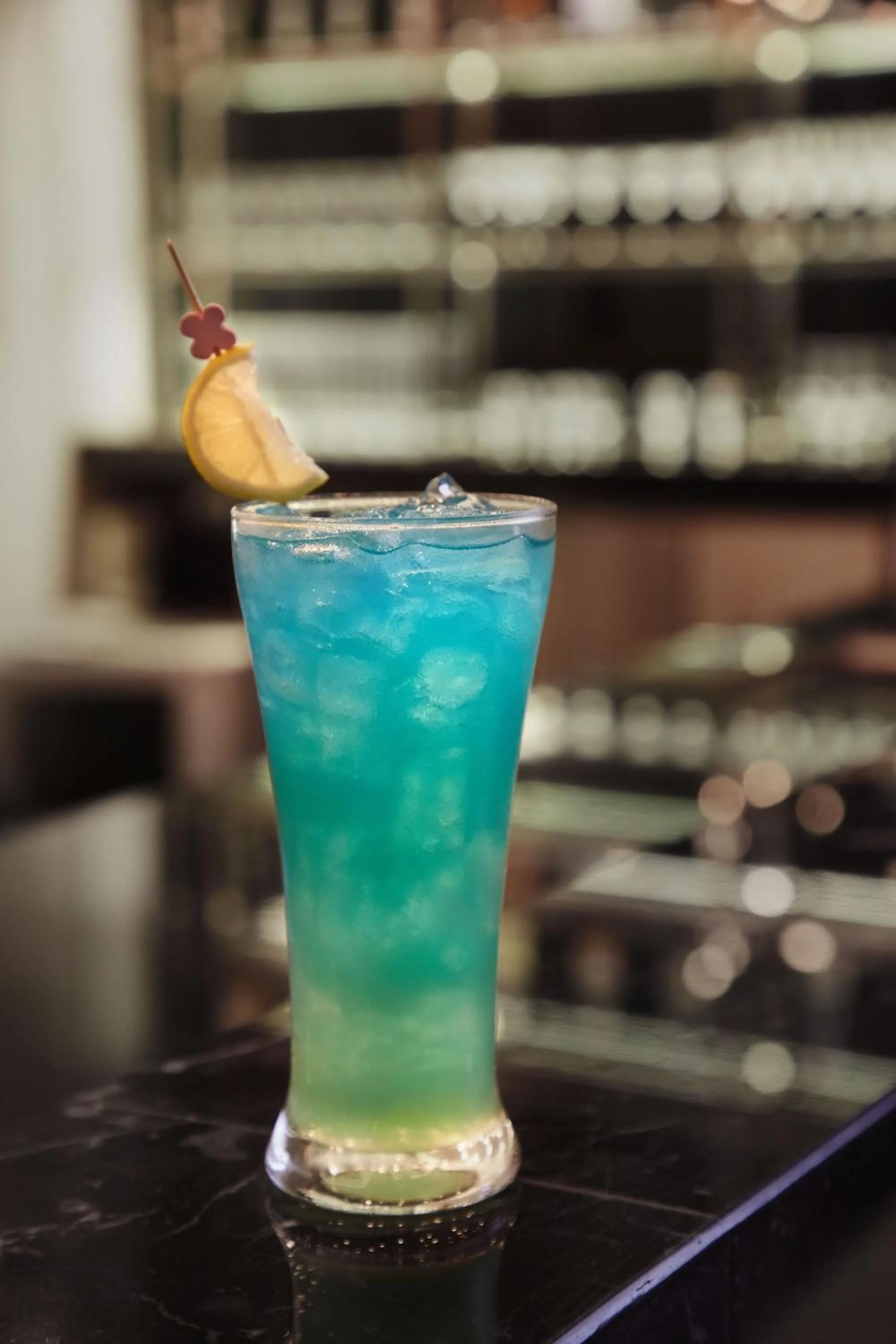 Lounge or bar in The Quarter Ari by UHG