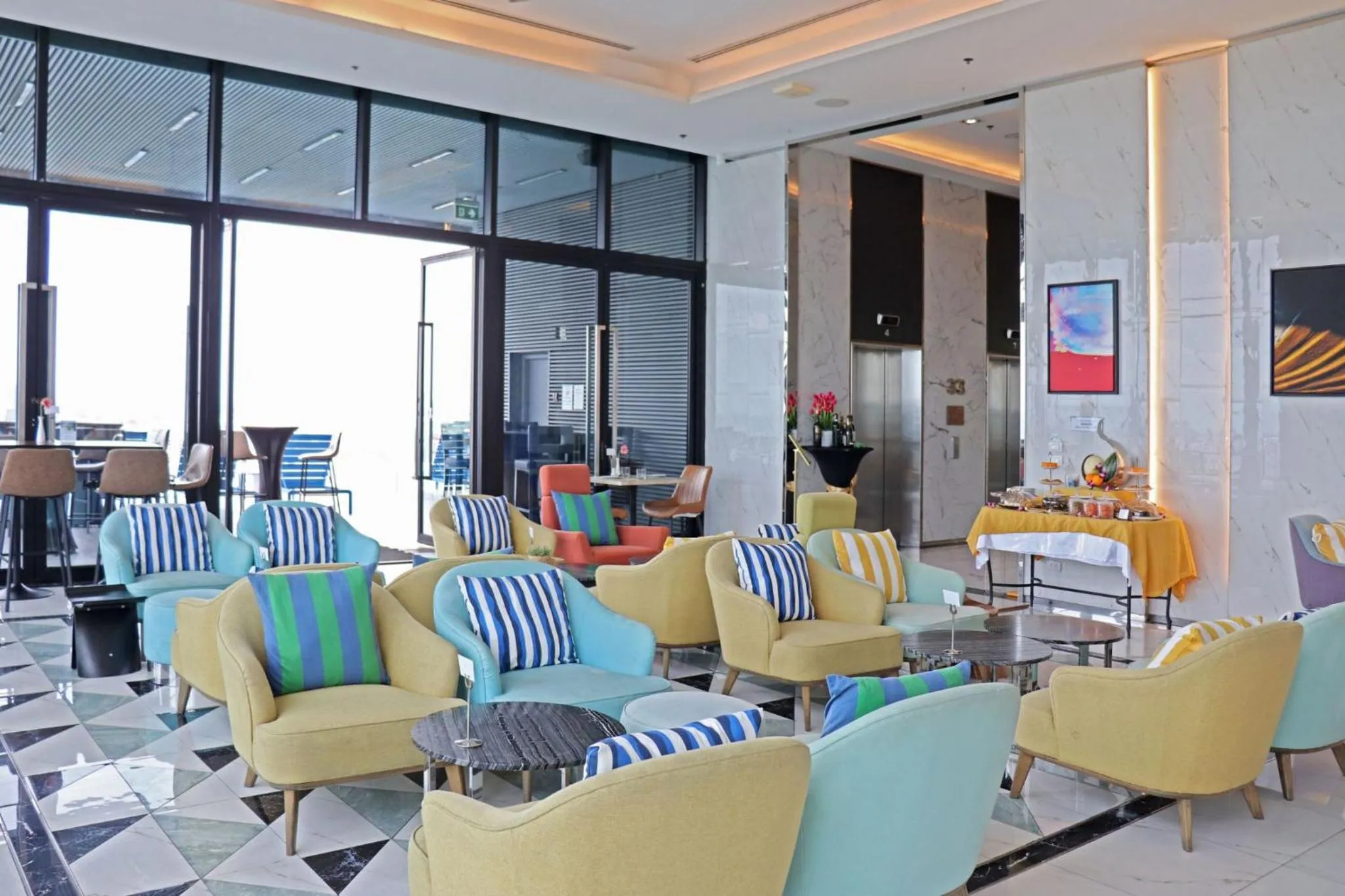 Lounge or bar in The Quarter Ari by UHG