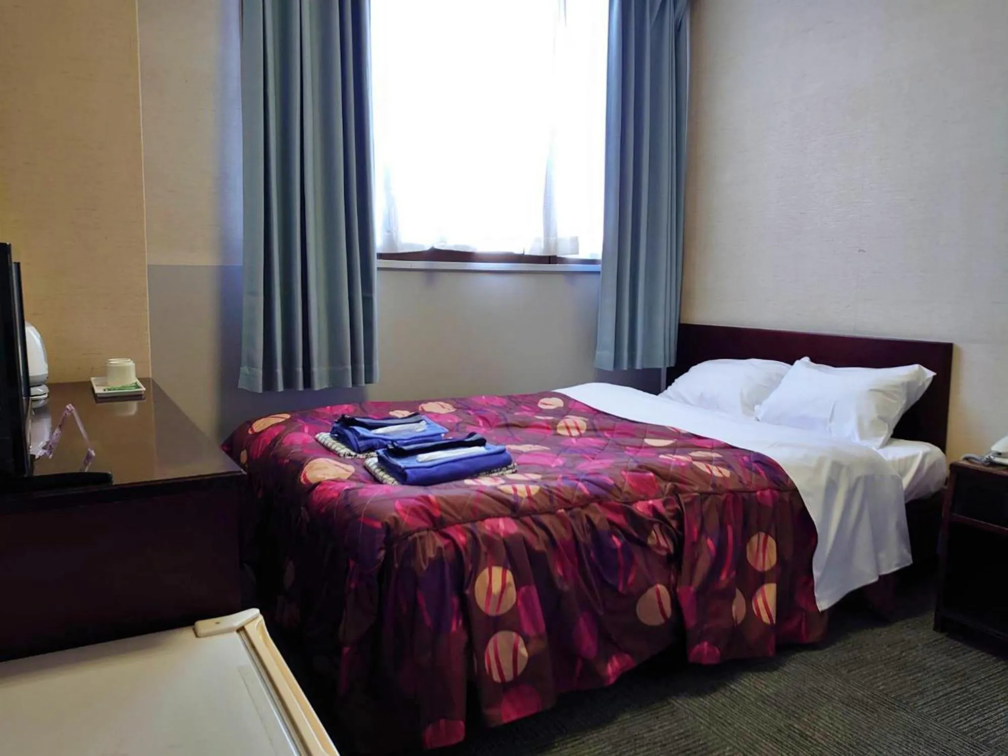 Bed in 吸う温泉 湯治の宿 竜王ラドン温泉 湯ーとぴあ