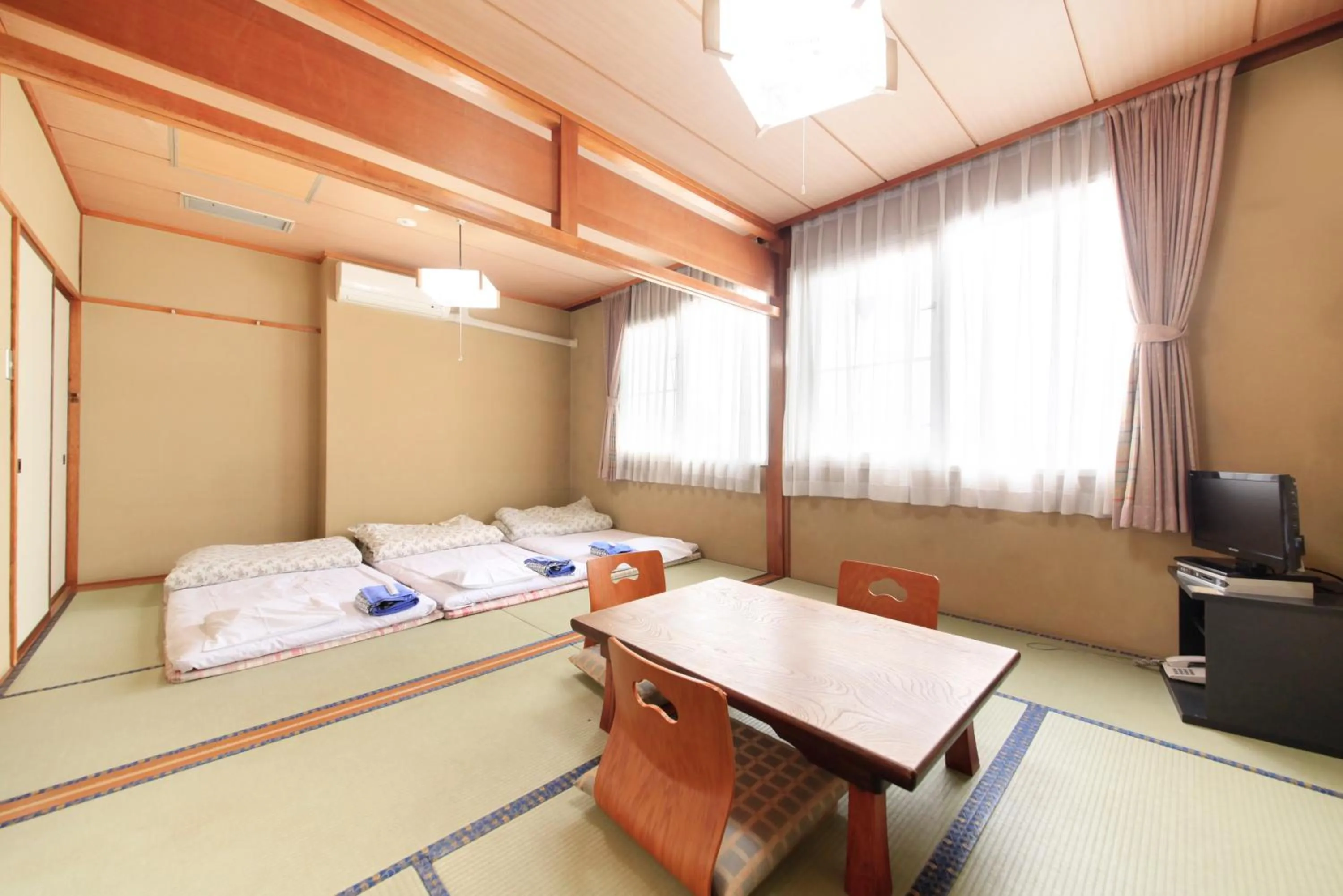 Photo of the whole room, Bed in 吸う温泉 湯治の宿 竜王ラドン温泉 湯ーとぴあ