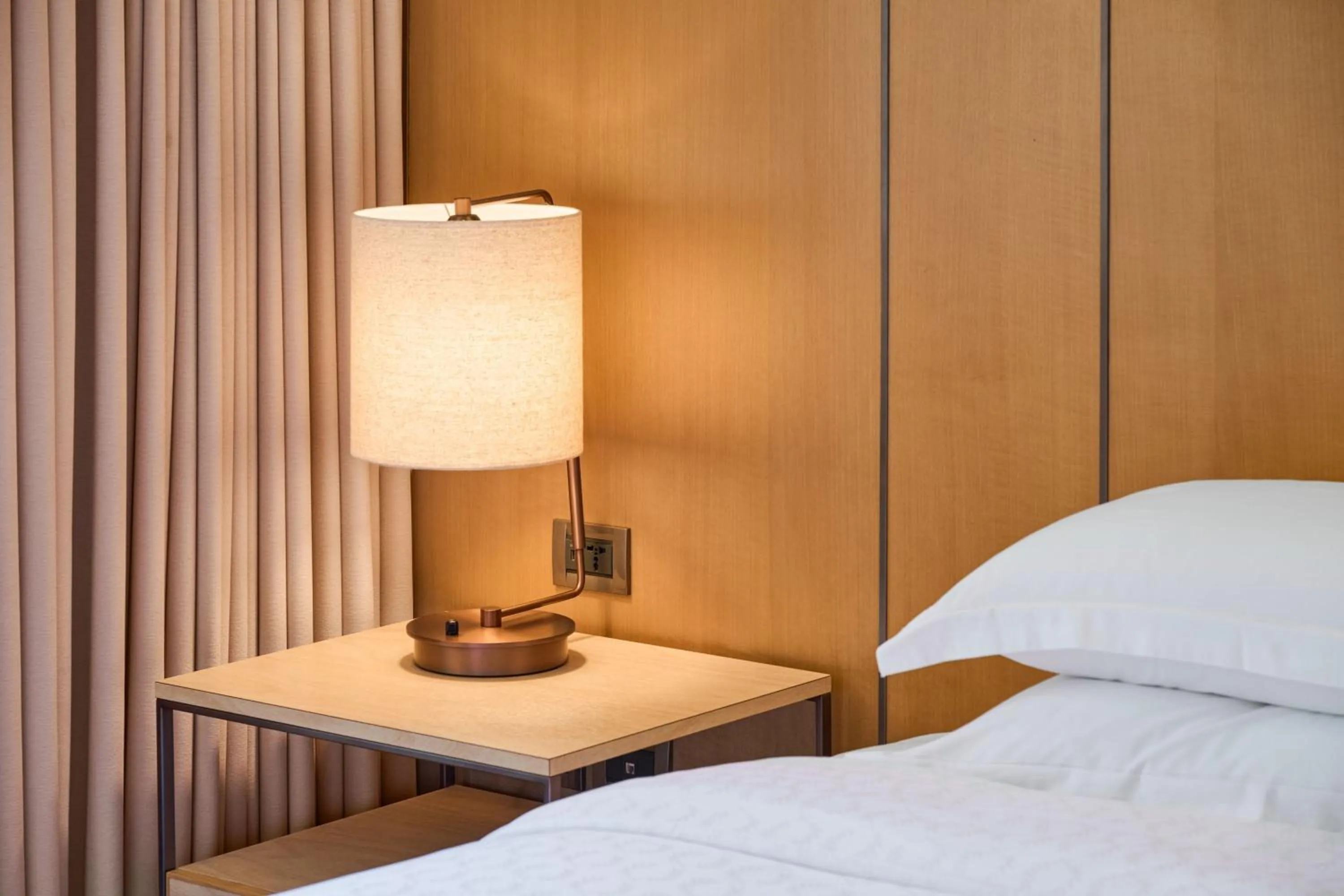 Photo of the whole room, Bed in Sheraton Grand Taipei Hotel