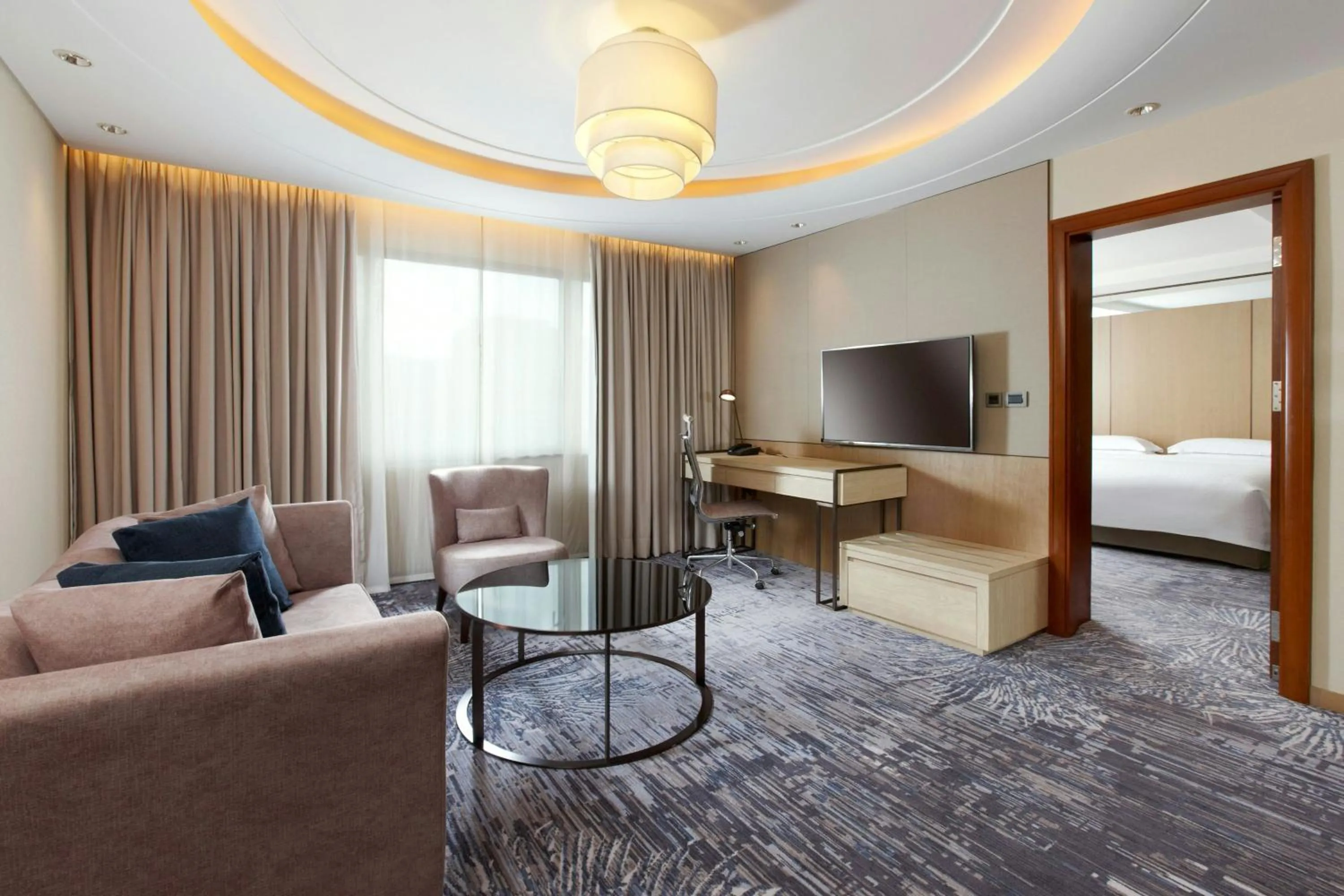 Photo of the whole room, Bed in Sheraton Grand Taipei Hotel