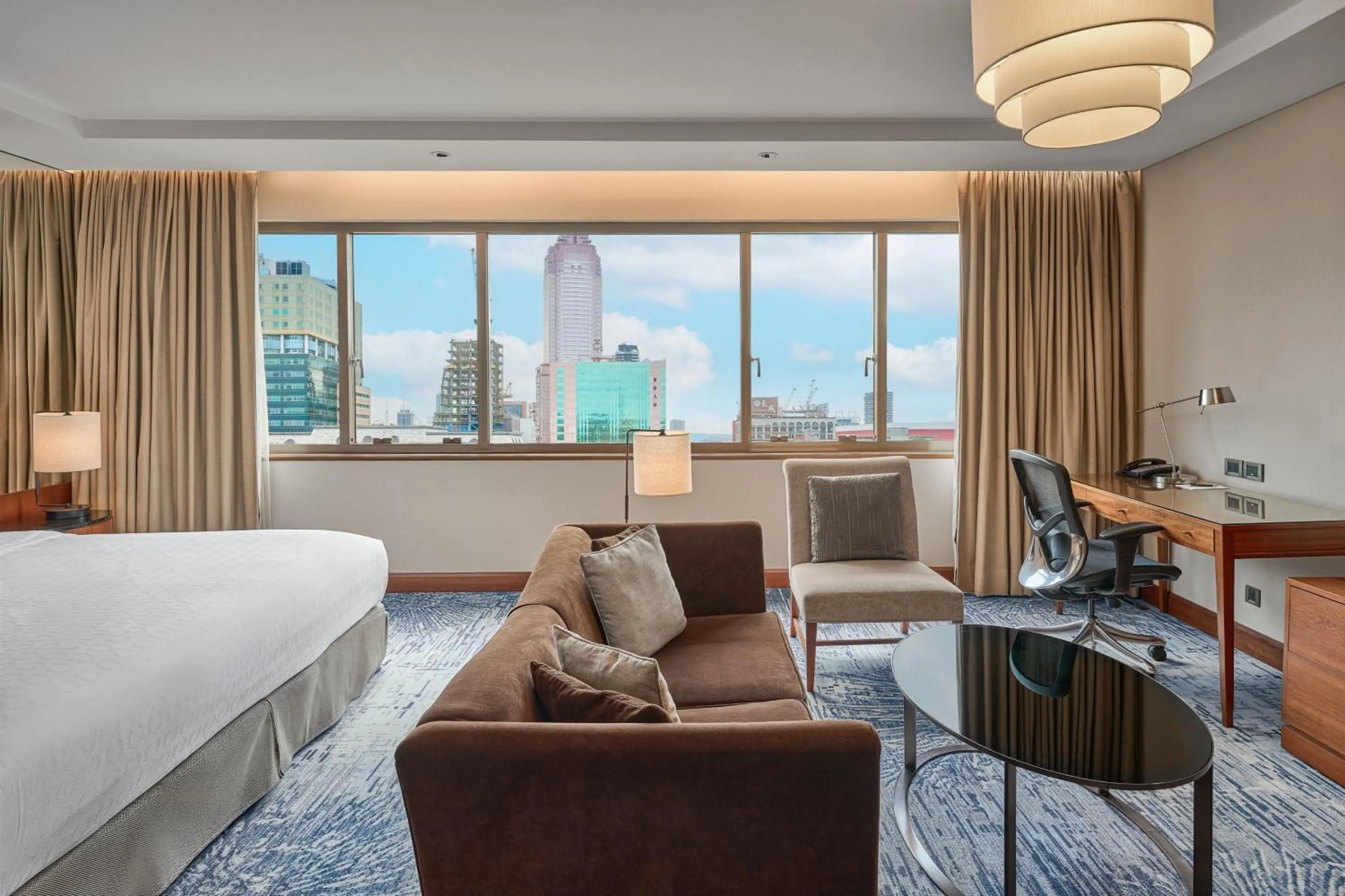 Photo of the whole room, Bed in Sheraton Grand Taipei Hotel