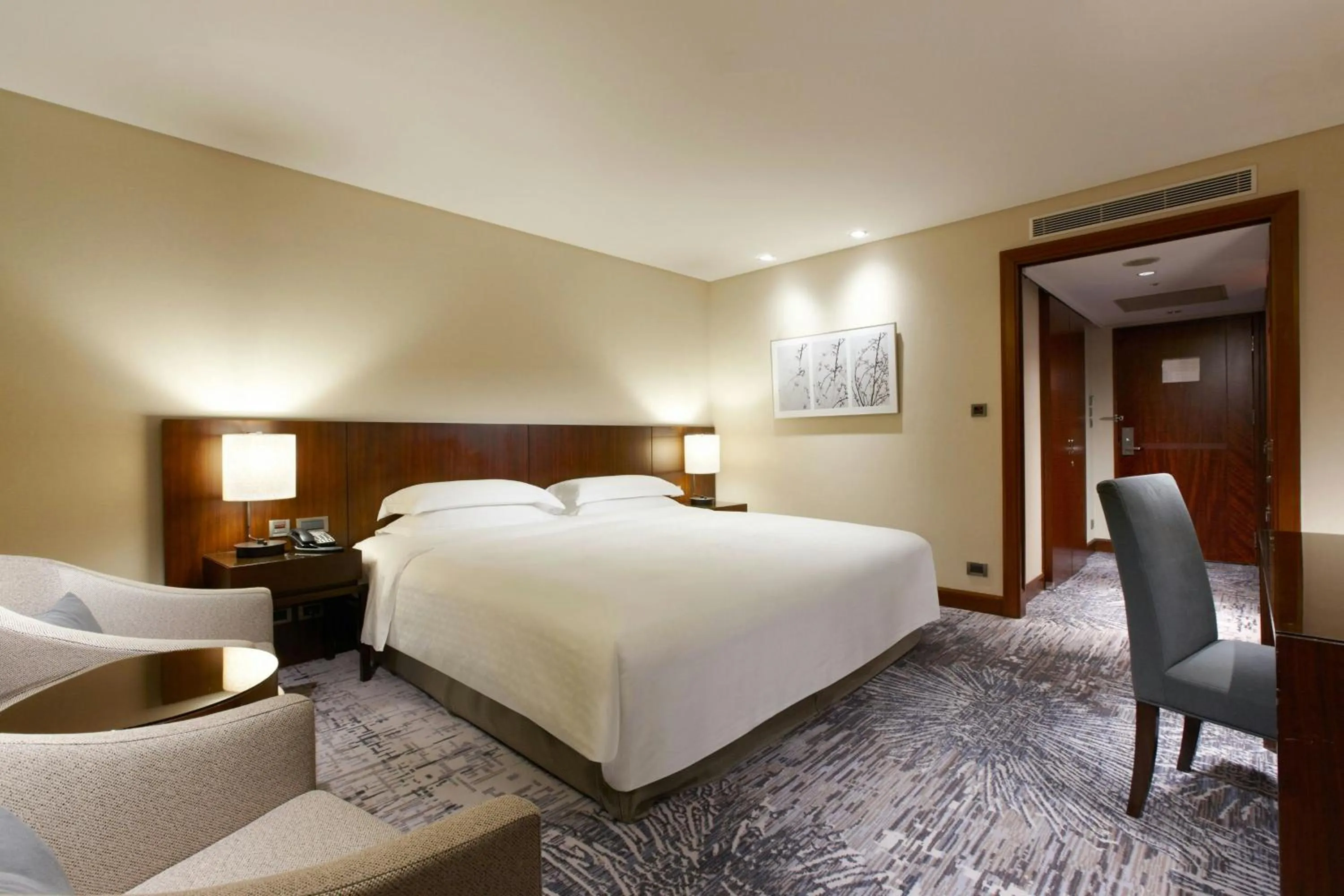 Photo of the whole room, Bed in Sheraton Grand Taipei Hotel