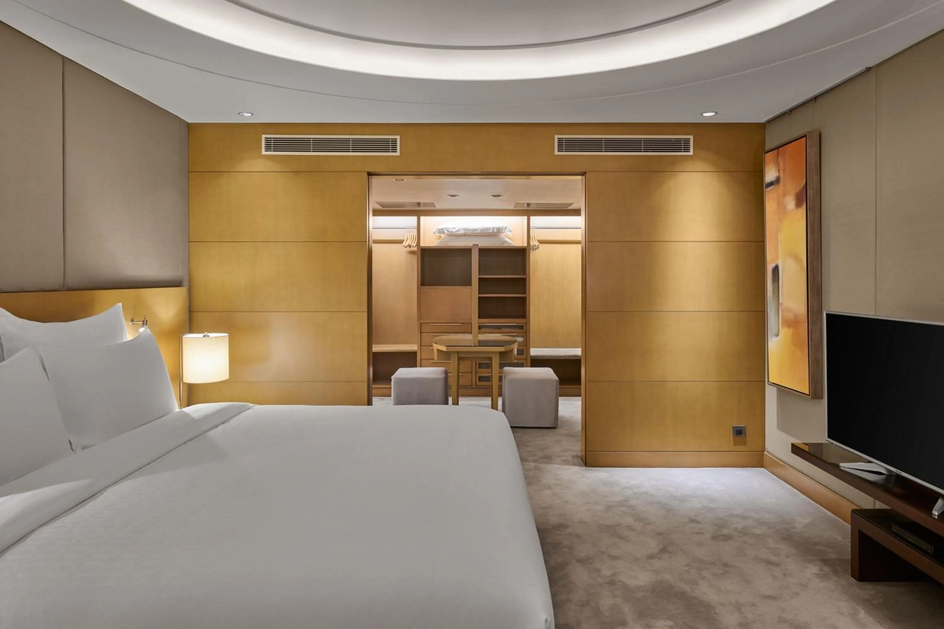 Photo of the whole room, Bed in Sheraton Grand Taipei Hotel