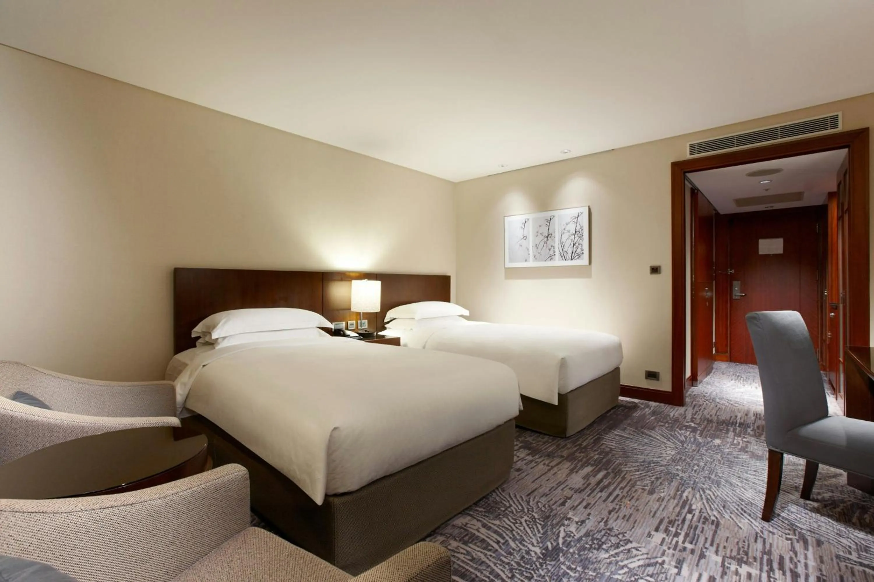 Photo of the whole room, Bed in Sheraton Grand Taipei Hotel