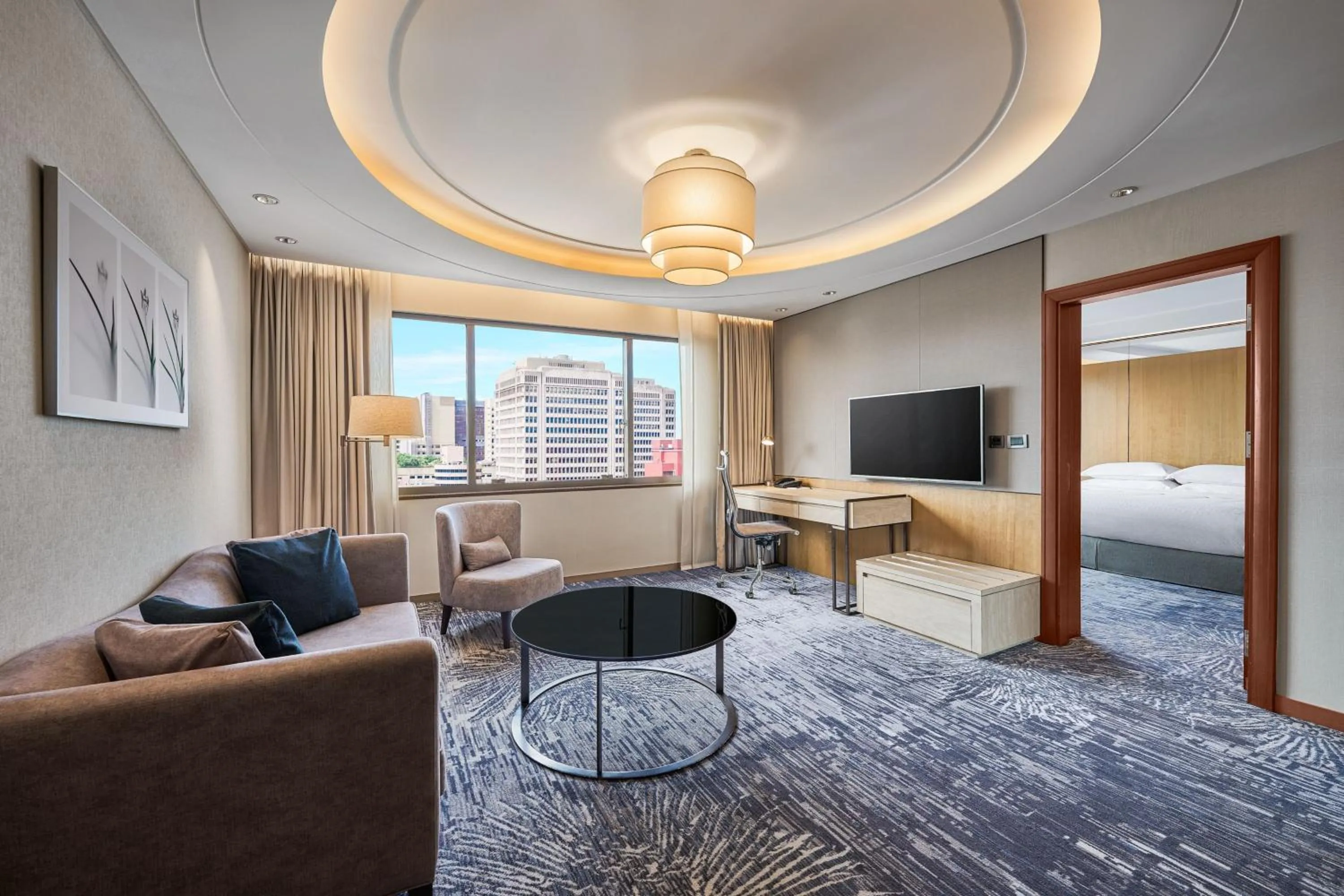 Photo of the whole room, Bed in Sheraton Grand Taipei Hotel