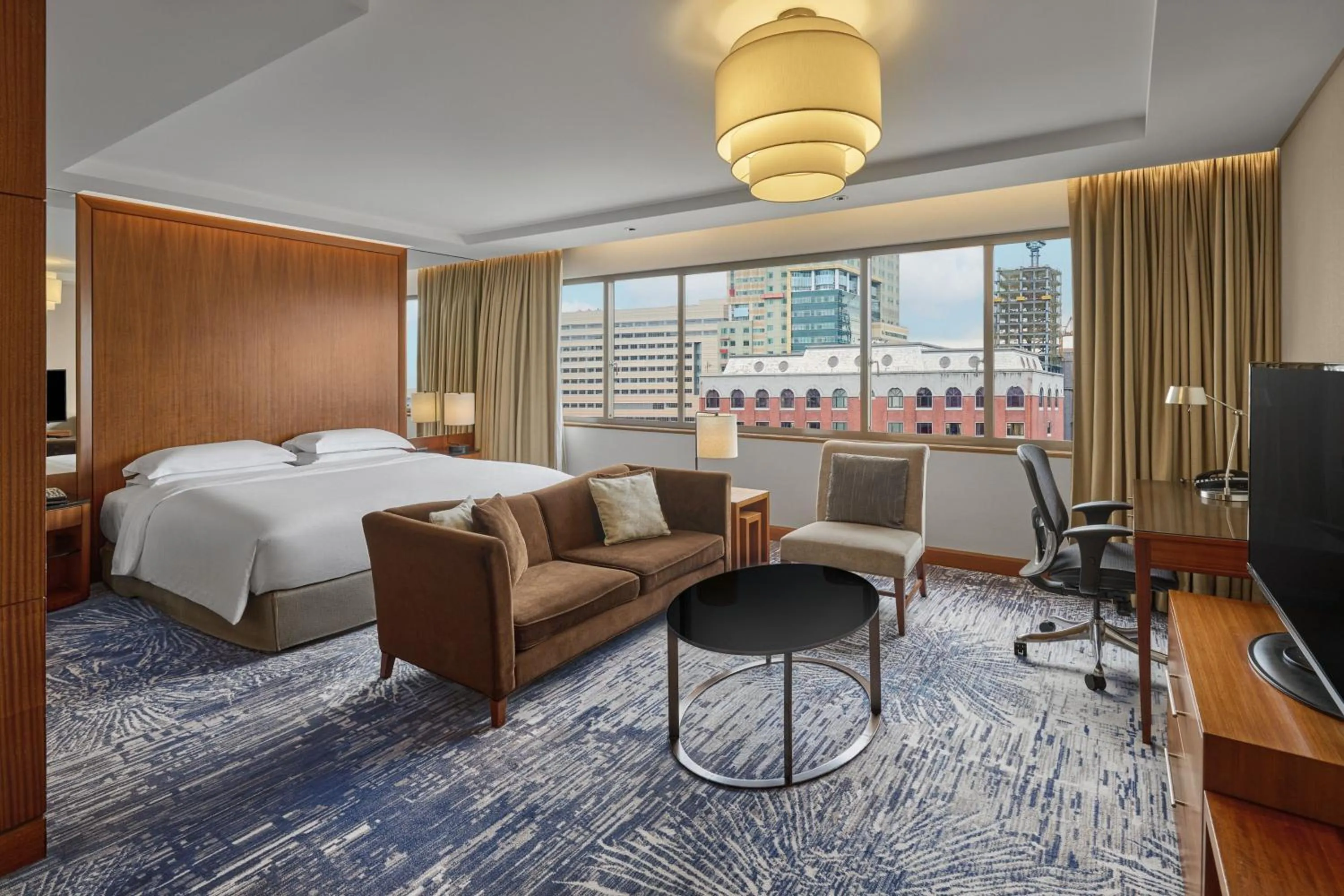 Photo of the whole room, Bed in Sheraton Grand Taipei Hotel