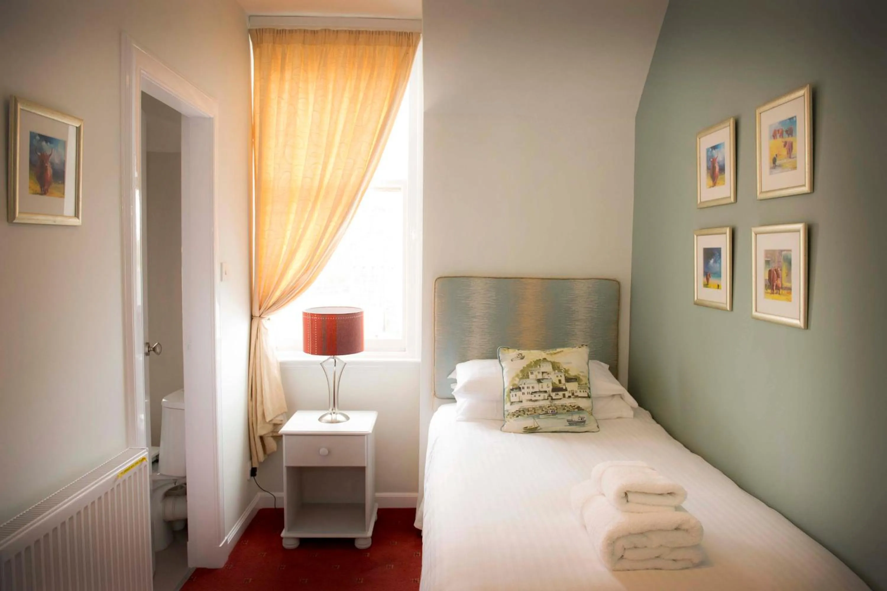 Bedroom, Bed in The Royal Oak Hotel