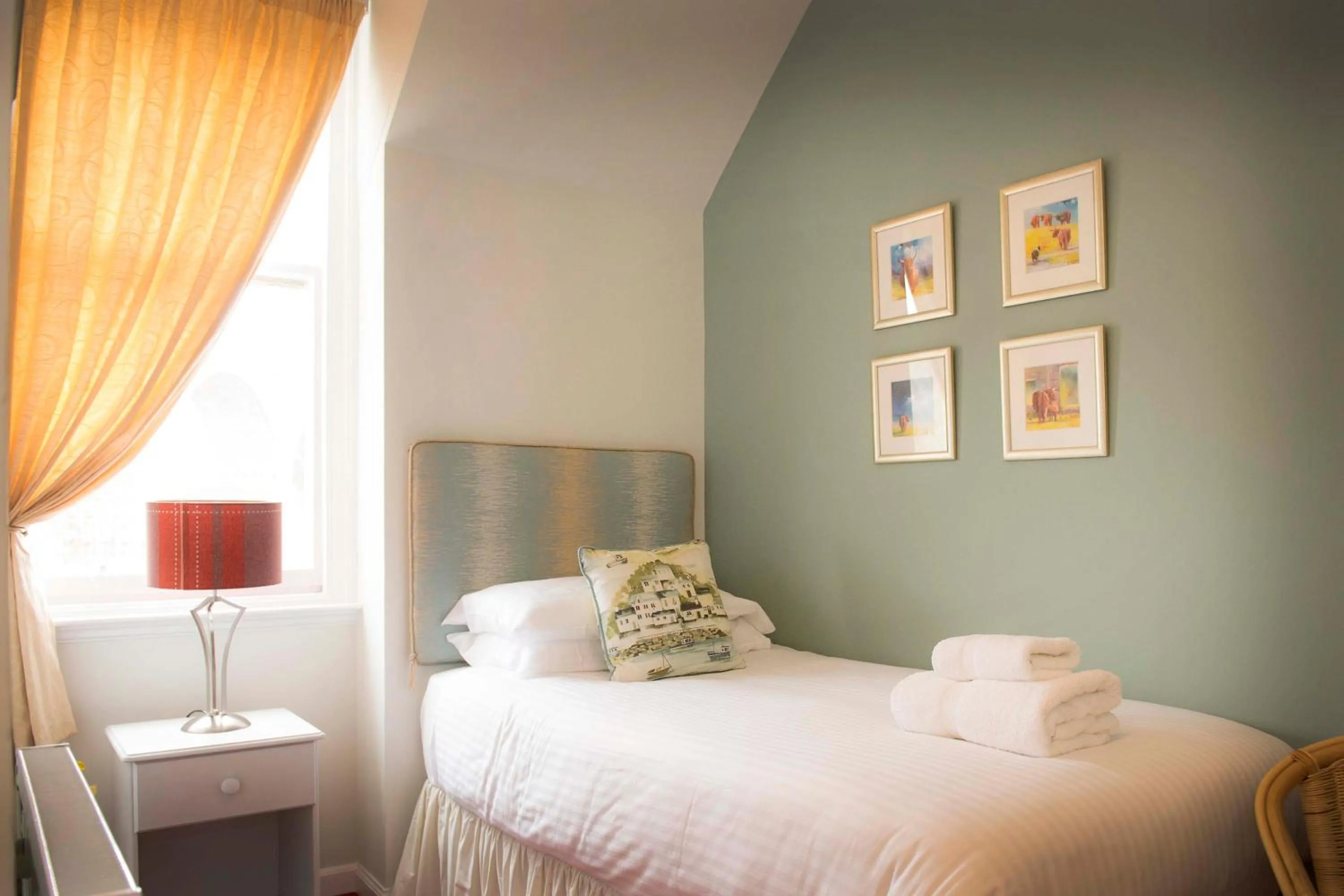 Bedroom, Bed in The Royal Oak Hotel