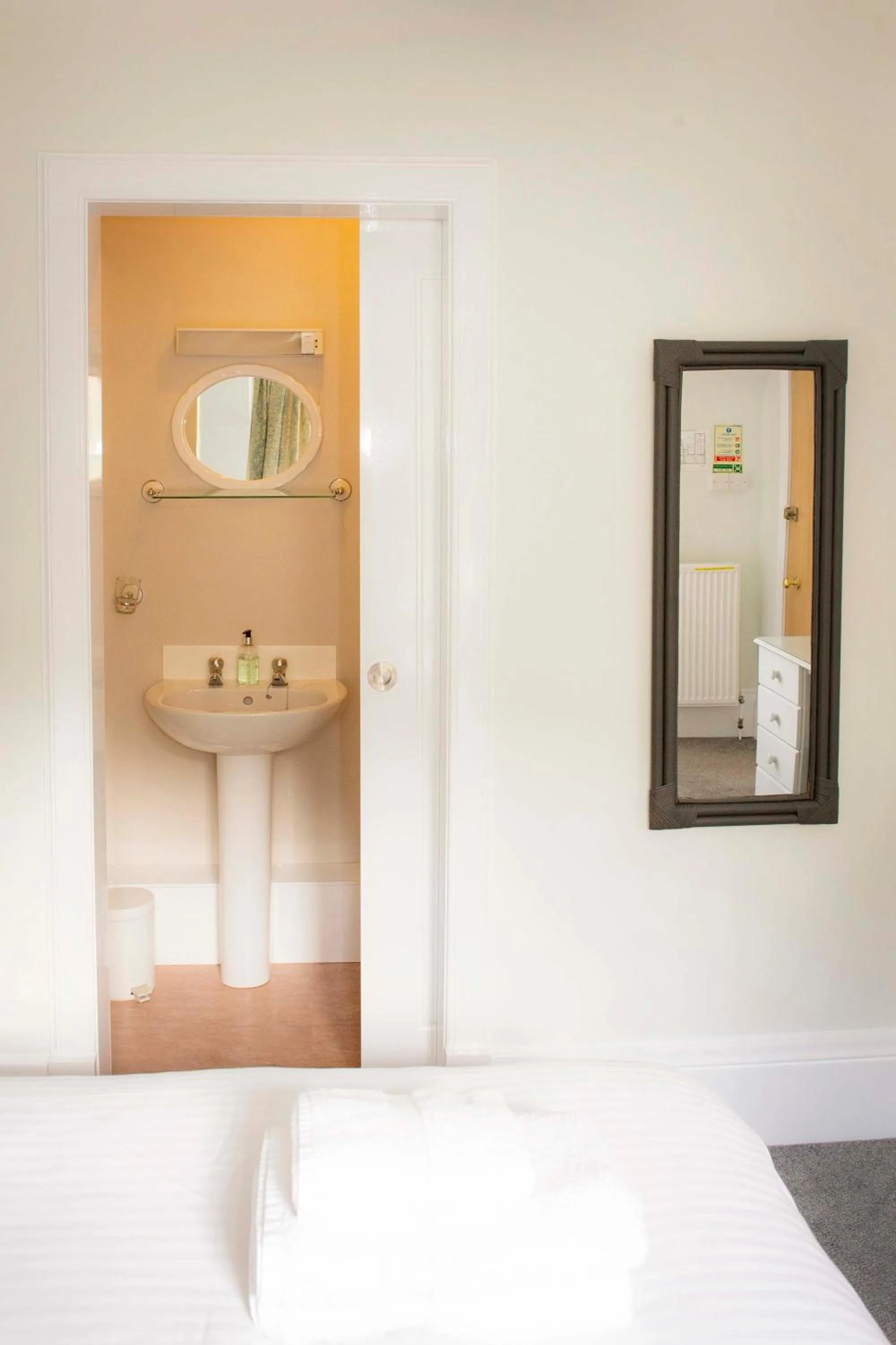 Shower, Bed in The Royal Oak Hotel