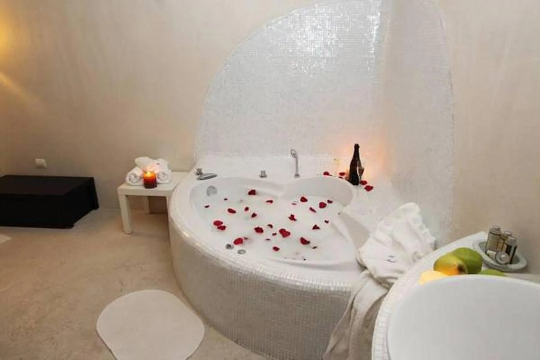 Hot Tub, Bed in Hotel Rural & Spa Las Nubes