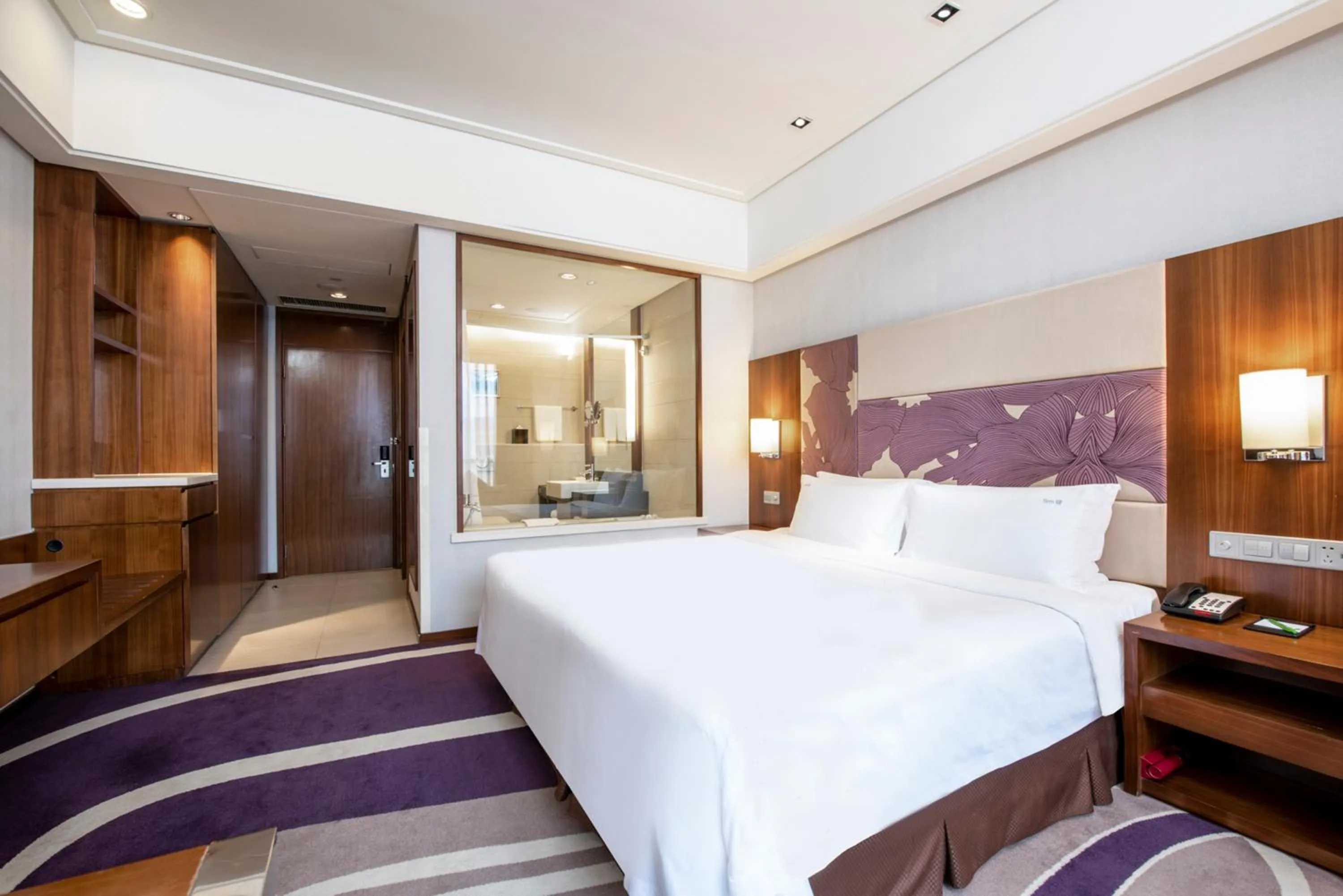 Bedroom, Bed in Holiday Inn Qingdao City Center by IHG - May 4th Square
