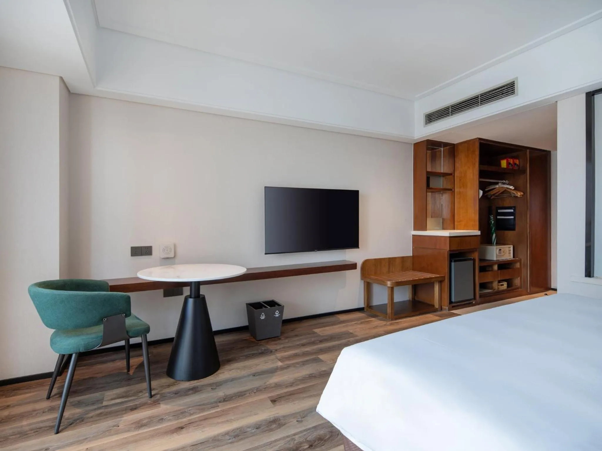 Photo of the whole room, Bed in Holiday Inn Qingdao City Center by IHG - May 4th Square