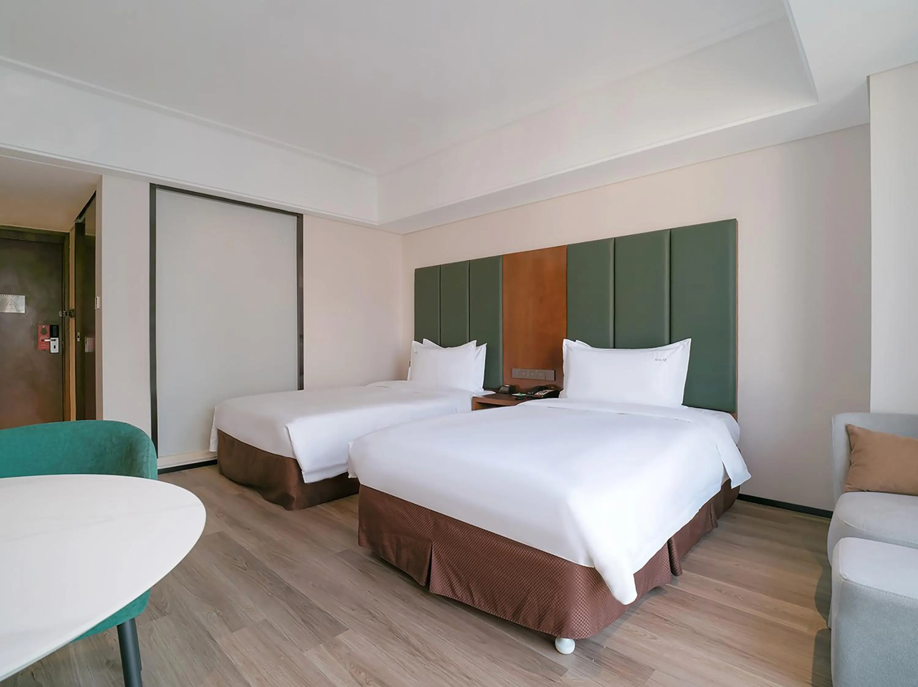 Photo of the whole room, Bed in Holiday Inn Qingdao City Center by IHG - May 4th Square