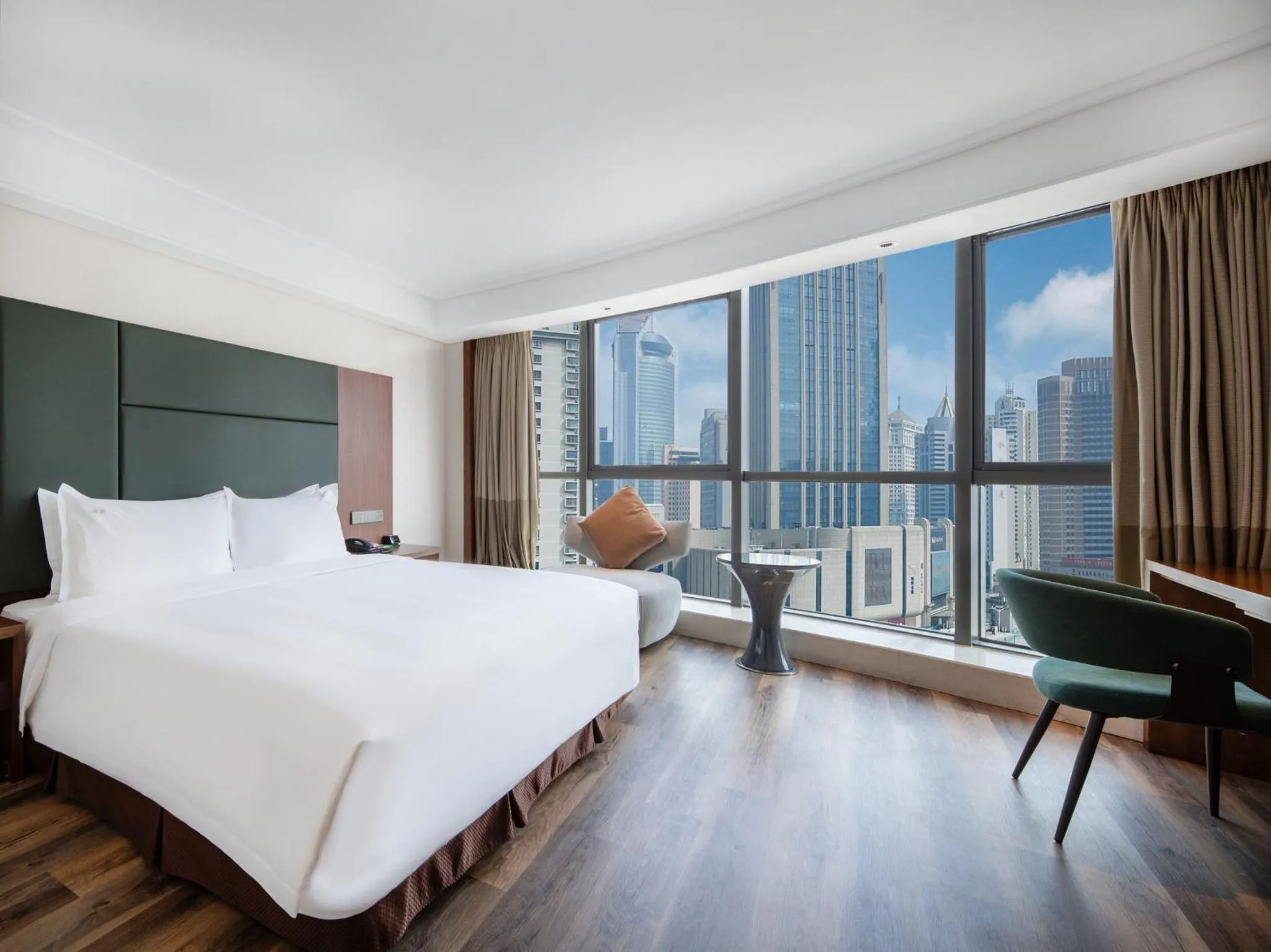 Photo of the whole room, Bed in Holiday Inn Qingdao City Center by IHG - May 4th Square