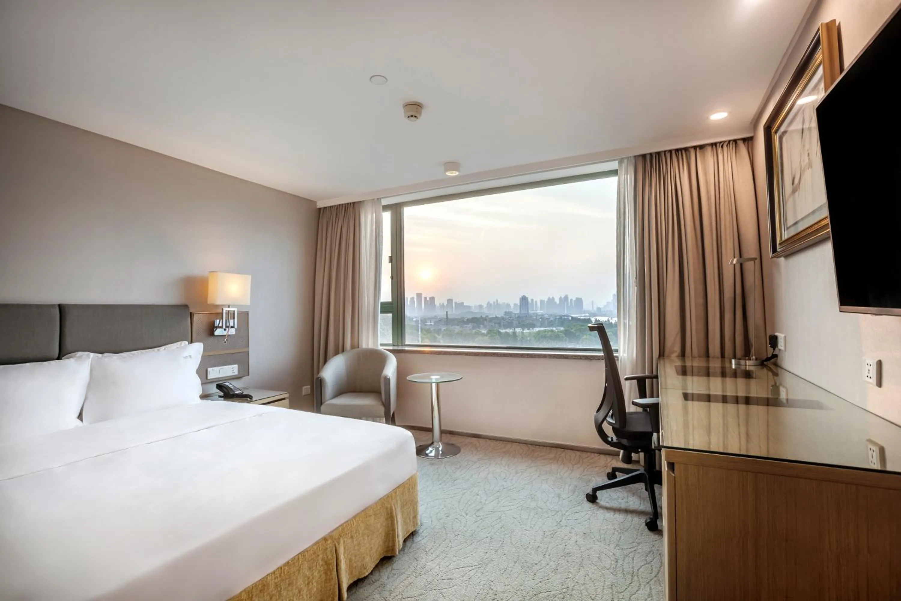 Photo of the whole room, Bed in Holiday Inn Wuhan Riverside by IHG