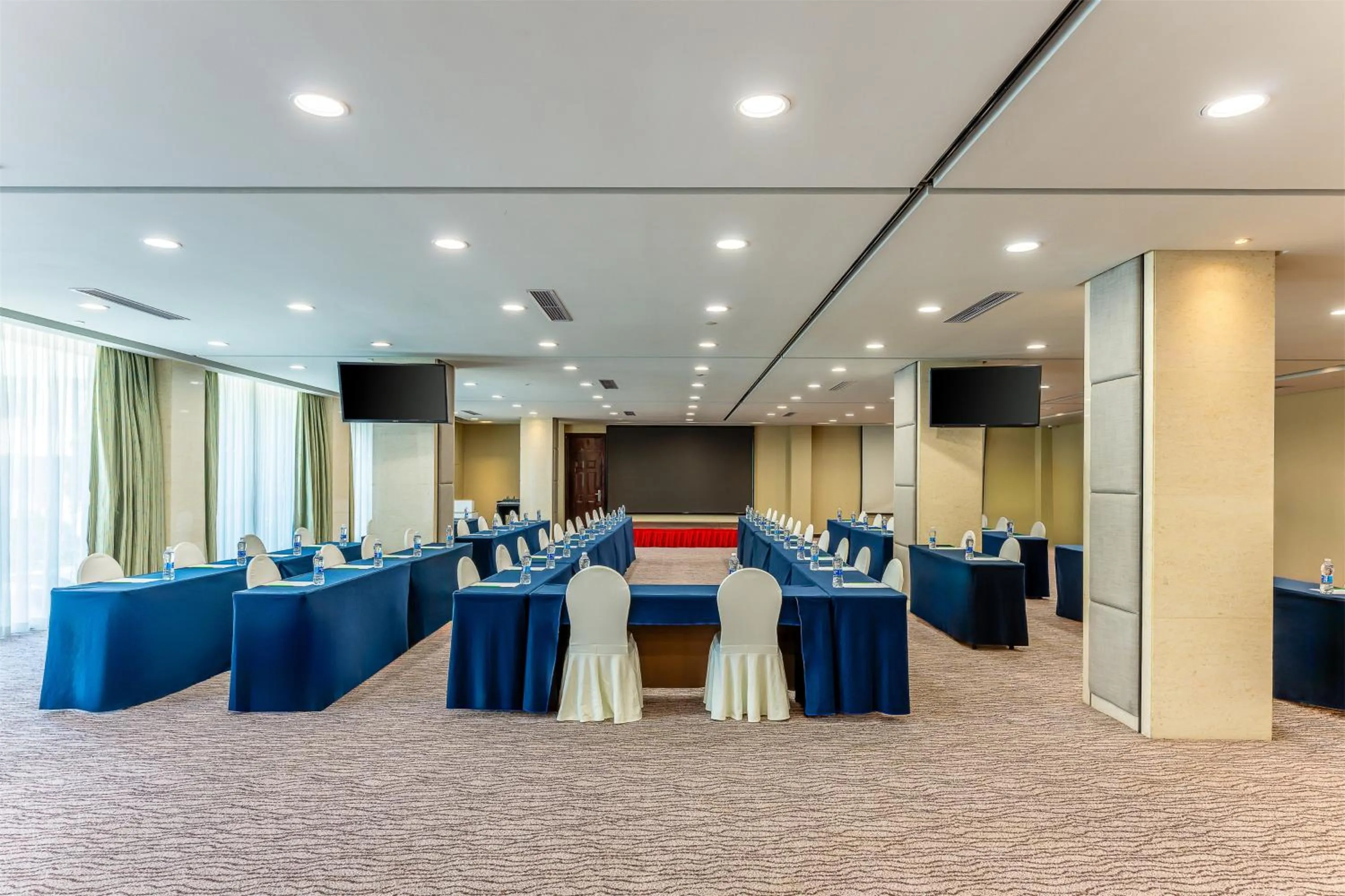 Meeting/conference room in Holiday Inn Wuhan Riverside by IHG