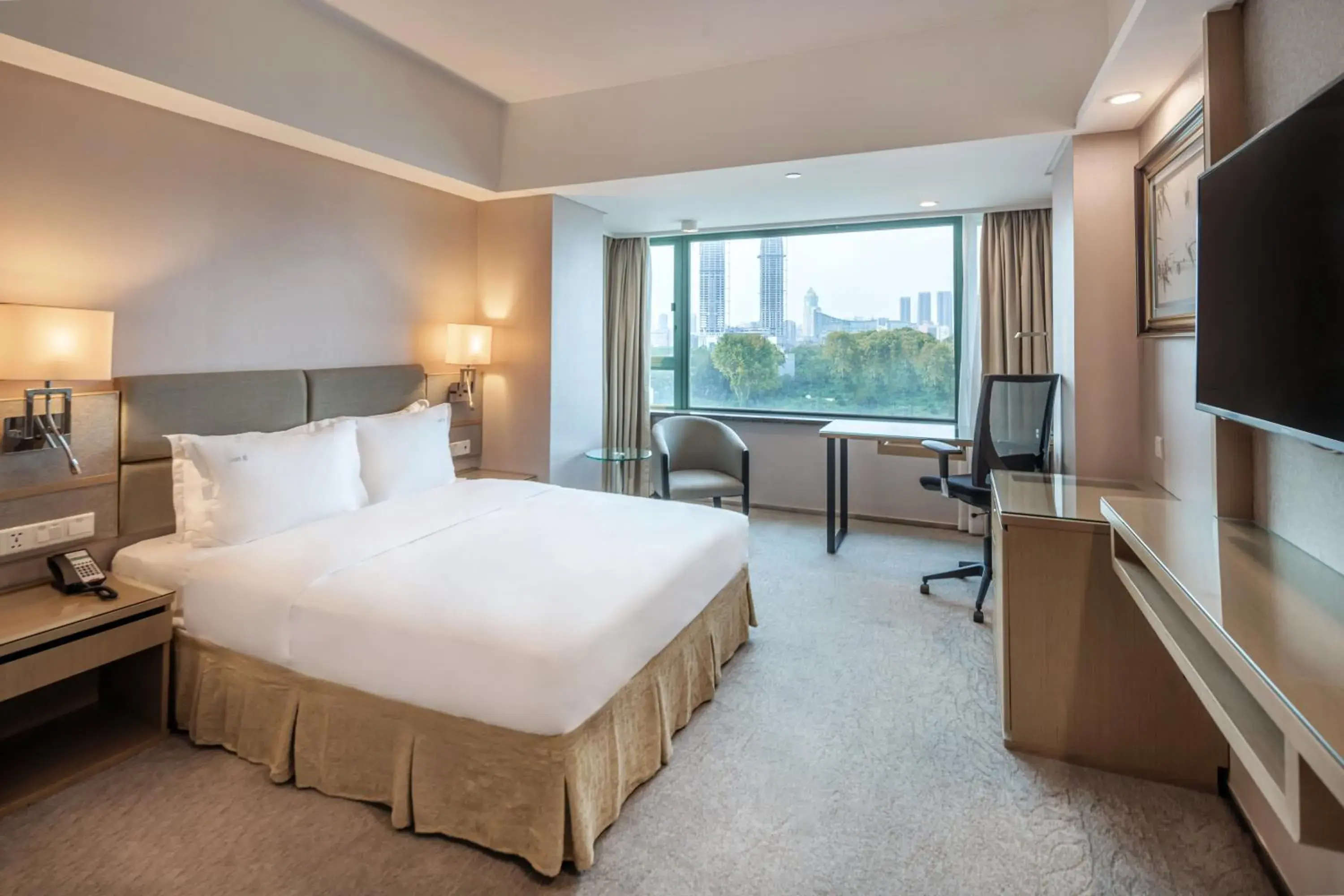 Standard Queen Room with City View in Holiday Inn Wuhan Riverside by IHG Standard Queen Room with City View in Holiday Inn Wuhan Riverside by IHG
