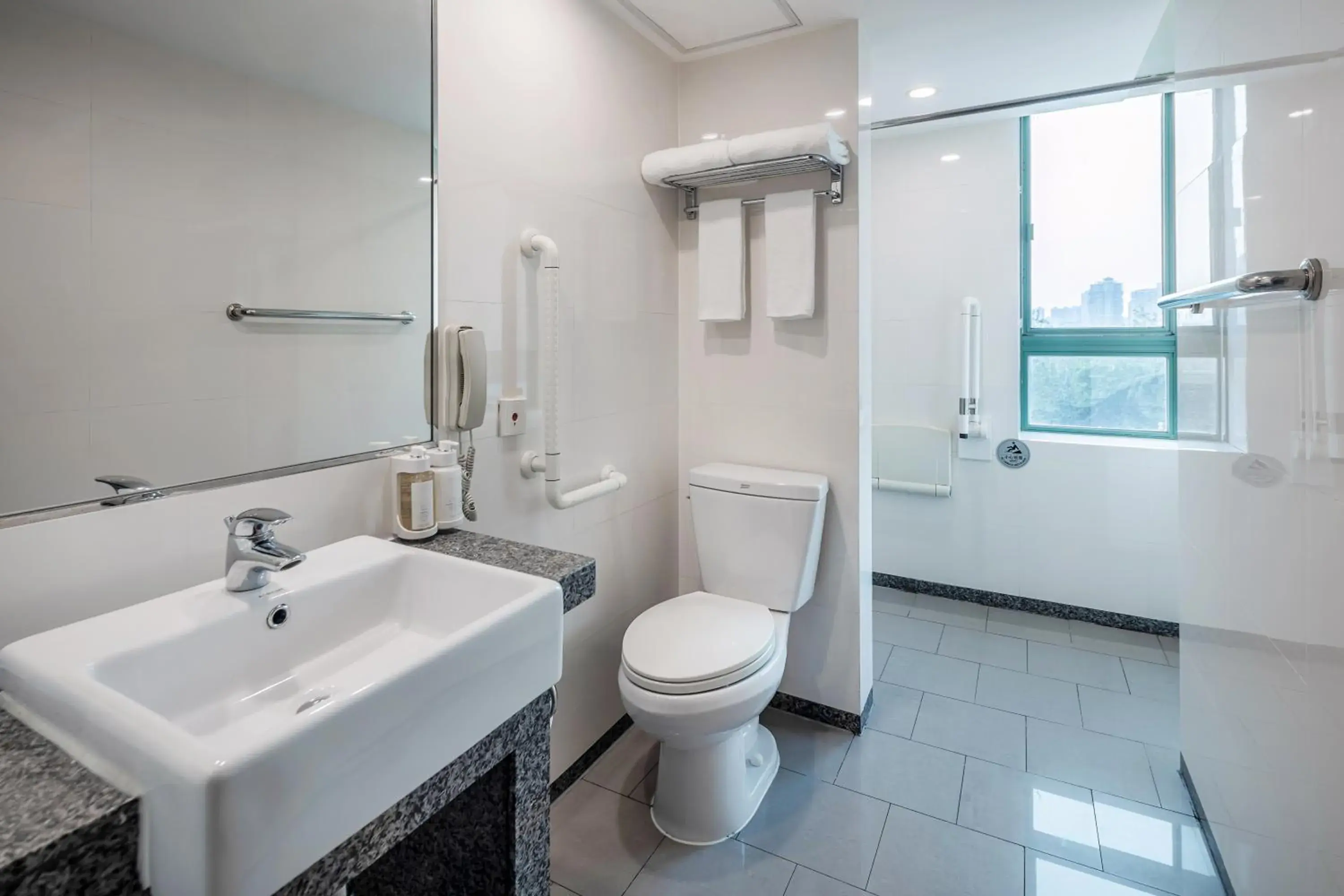 Standard Queen Room - Disability Access in Holiday Inn Wuhan Riverside by IHG Standard Queen Room - Disability Access in Holiday Inn Wuhan Riverside by IHG