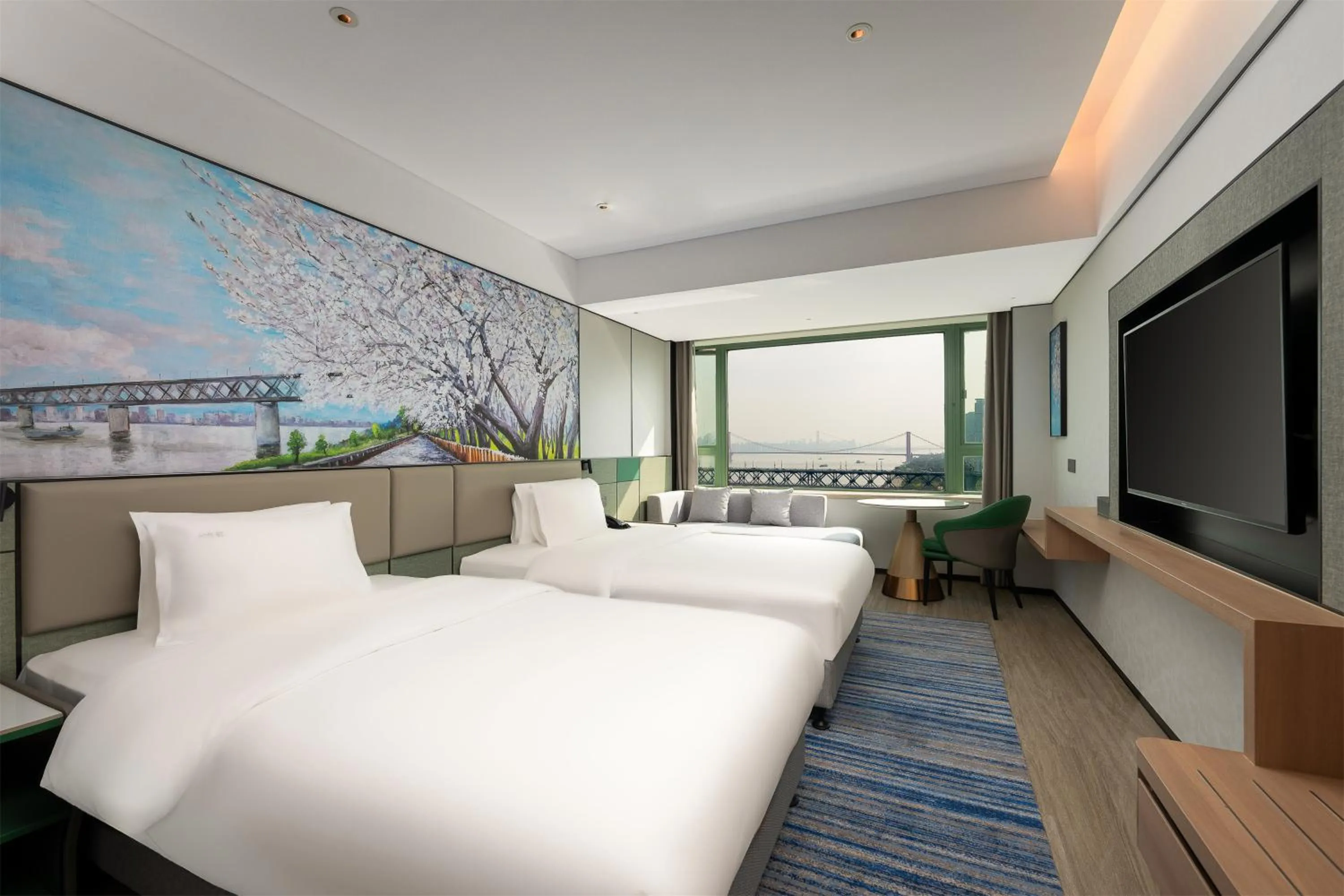 Photo of the whole room, Bed in Holiday Inn Wuhan Riverside by IHG