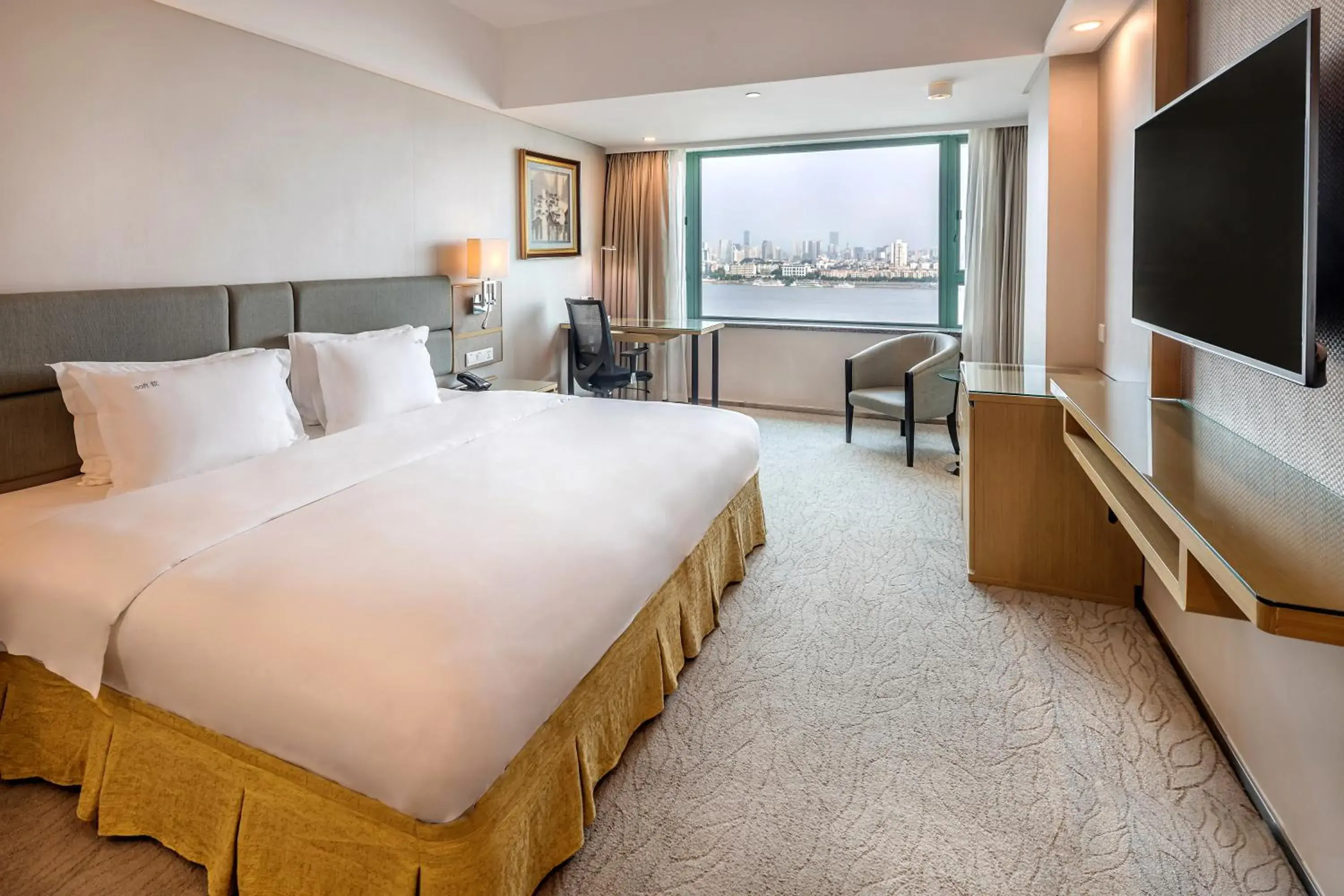 Premium King Room with River View in Holiday Inn Wuhan Riverside by IHG Premium King Room with River View in Holiday Inn Wuhan Riverside by IHG
