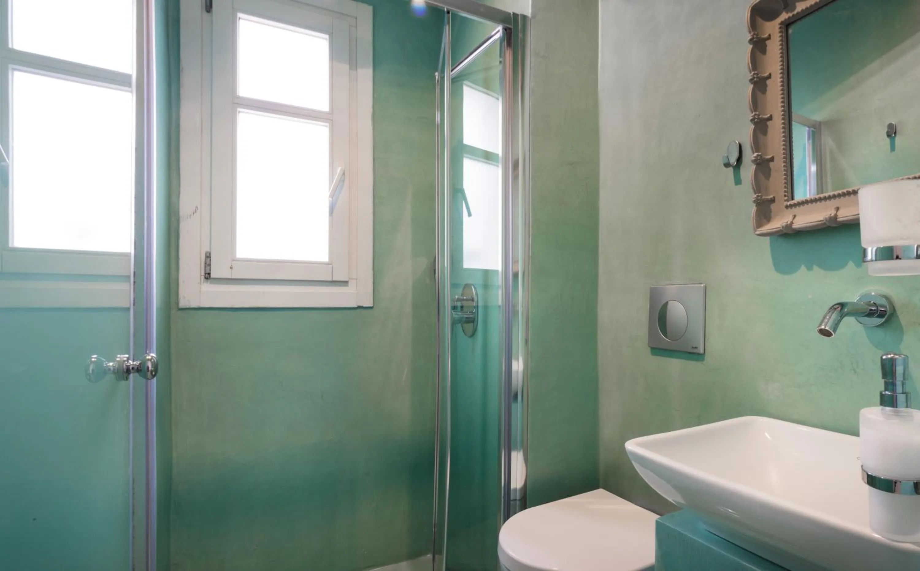 Shower in Anemomiloi Studios