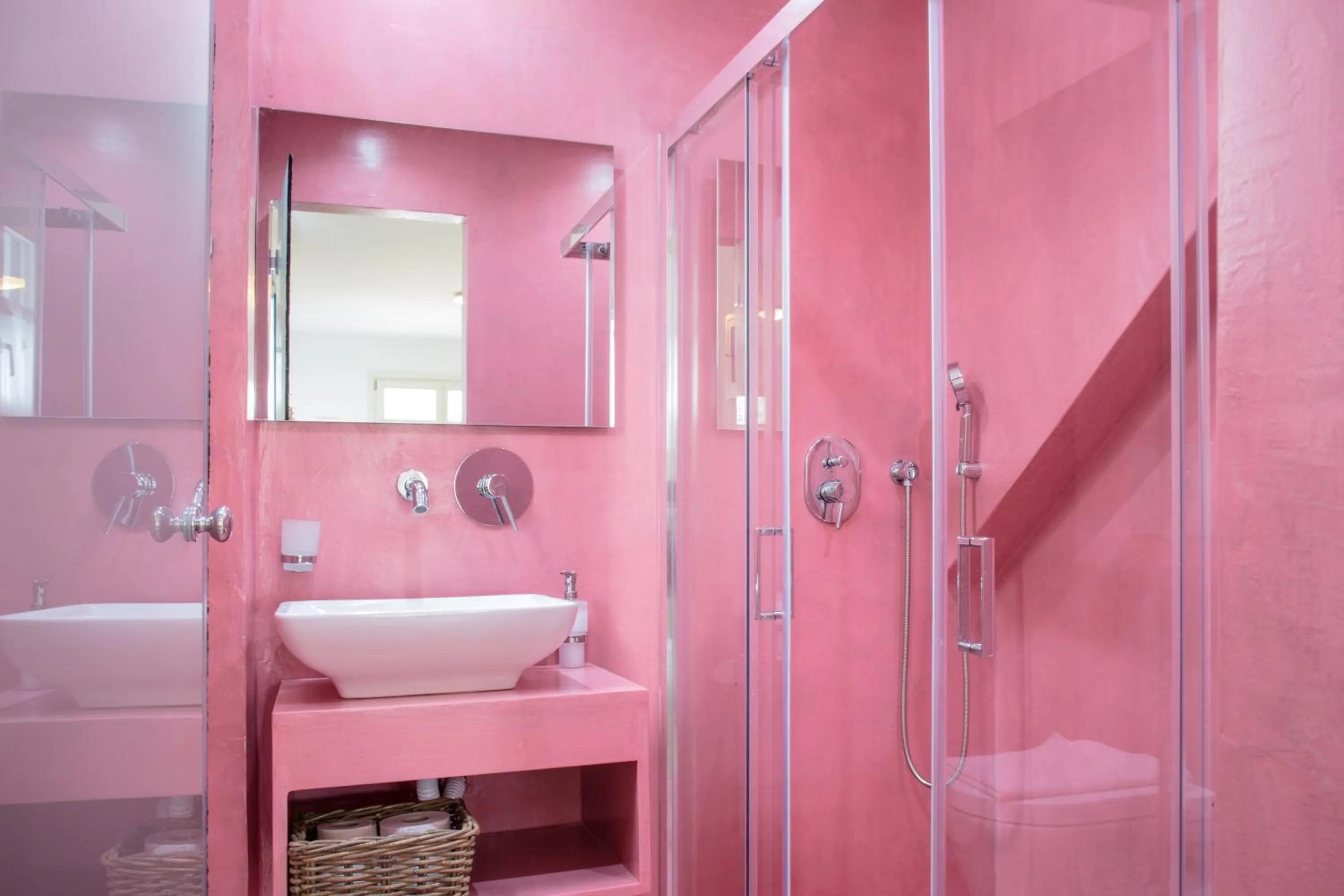 Toilet in Anemomiloi Studios