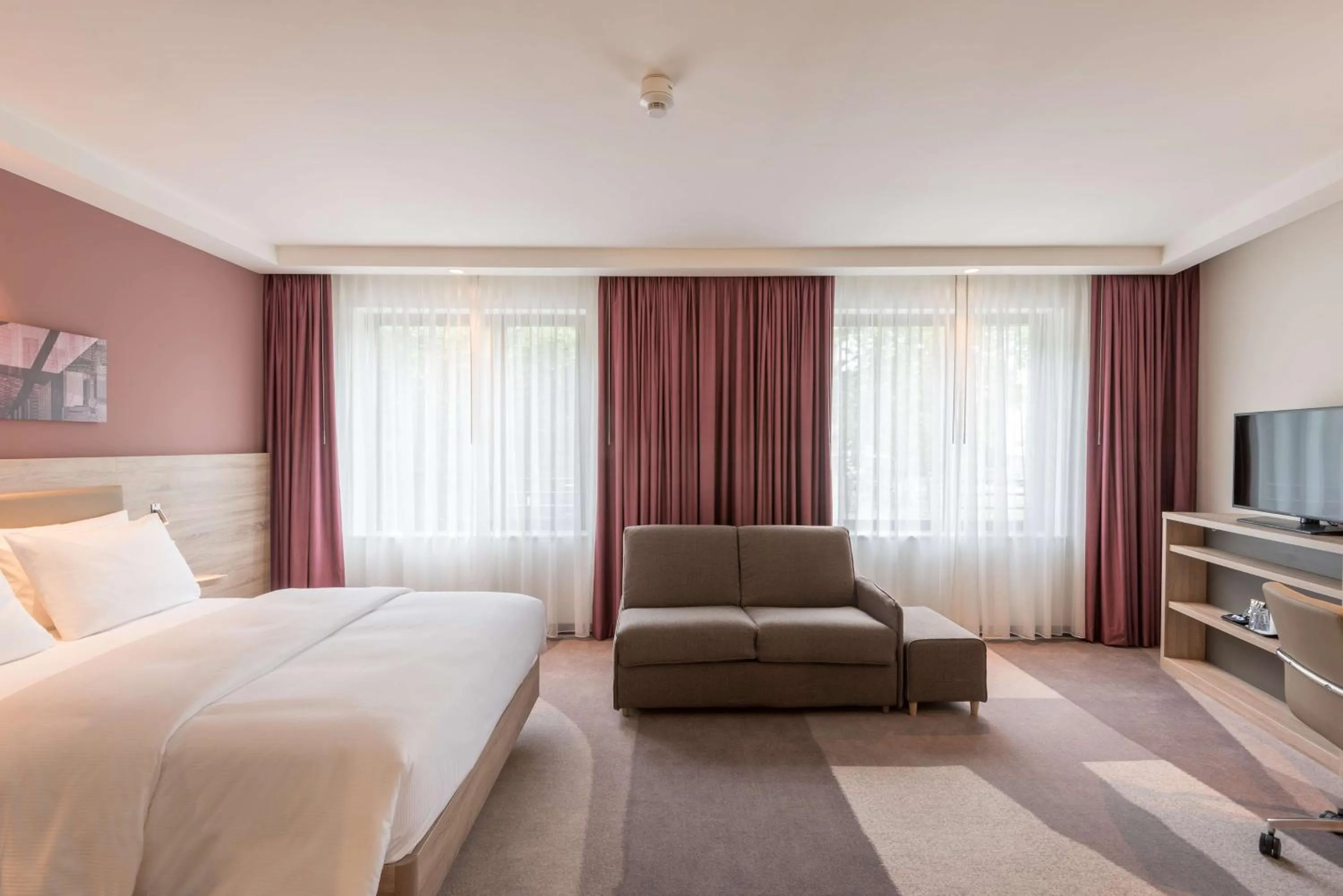 Living room, Bed in Hampton By Hilton Frankfurt City Centre East