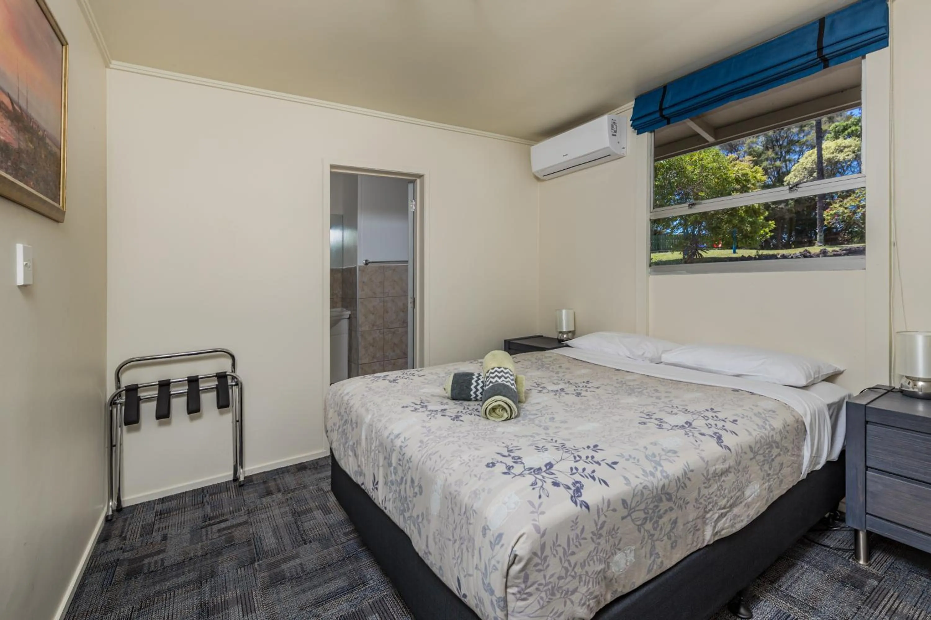Photo of the whole room, Bed in Riverside Lodge Paihia