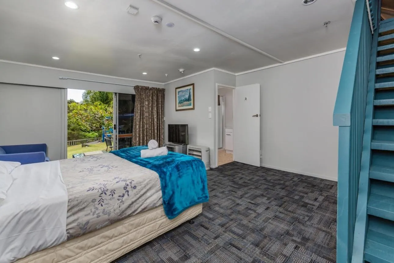 Living room, Bed in Riverside Lodge Paihia