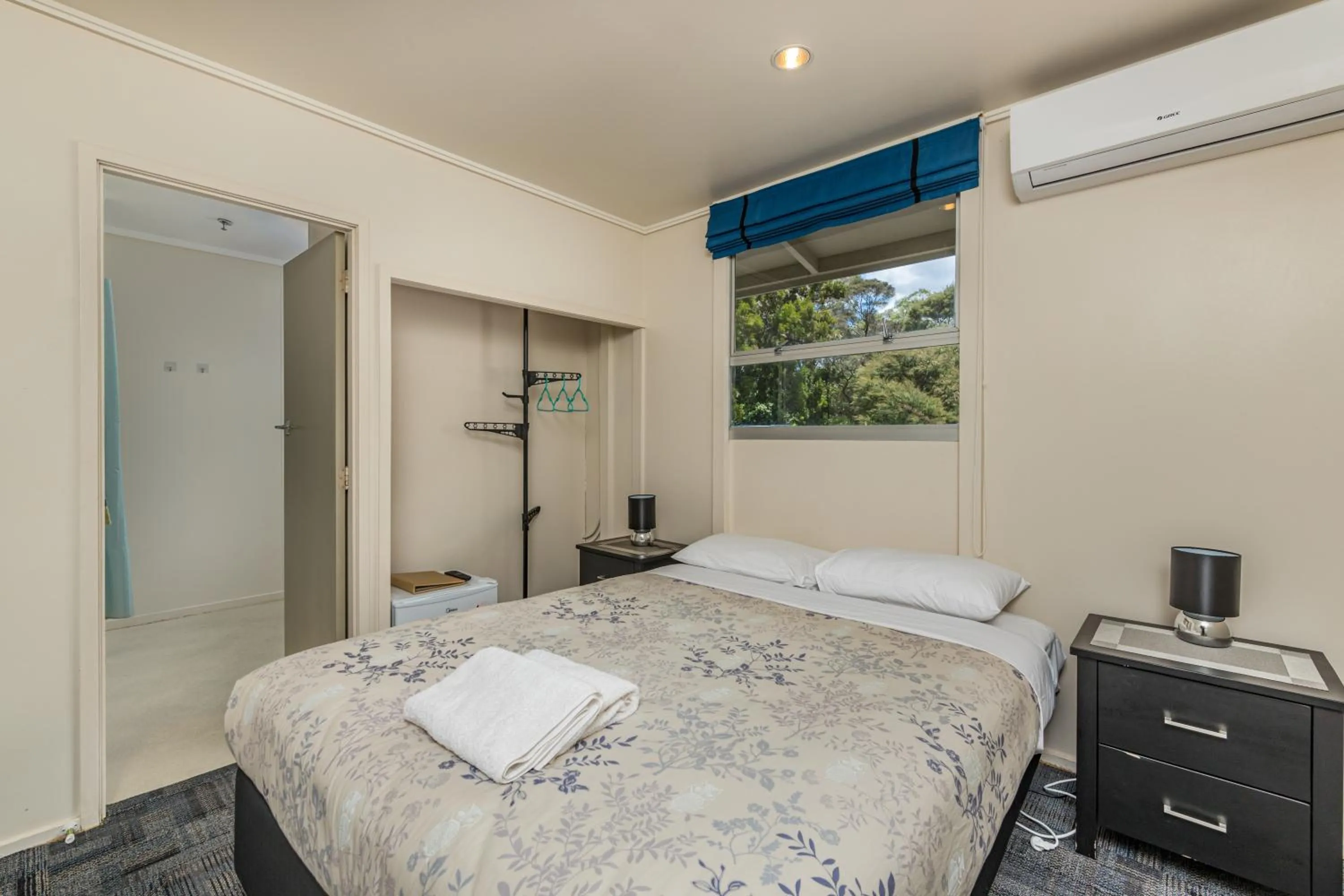 Bed in Riverside Lodge Paihia
