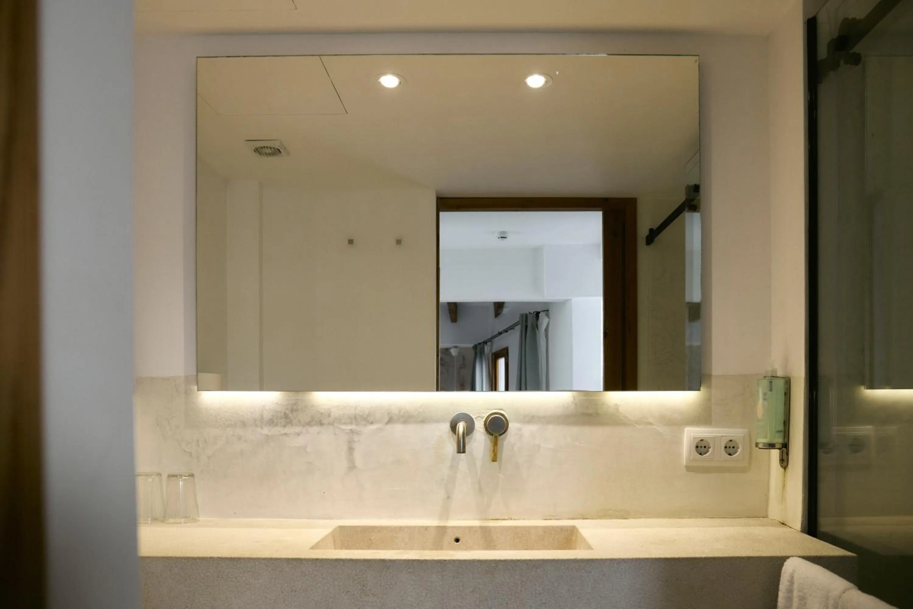 Shower in Hotel Forn Nou